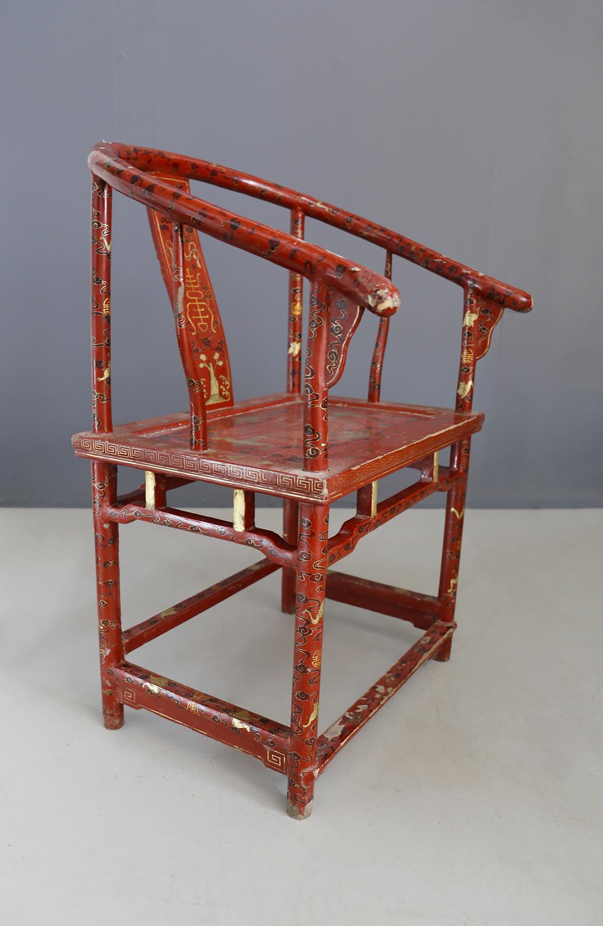 Paar chinesische Stühle aus lackiertem rotem Holz und Gold aus dem 18. Jahrhundert (Chinese Chippendale) im Angebot