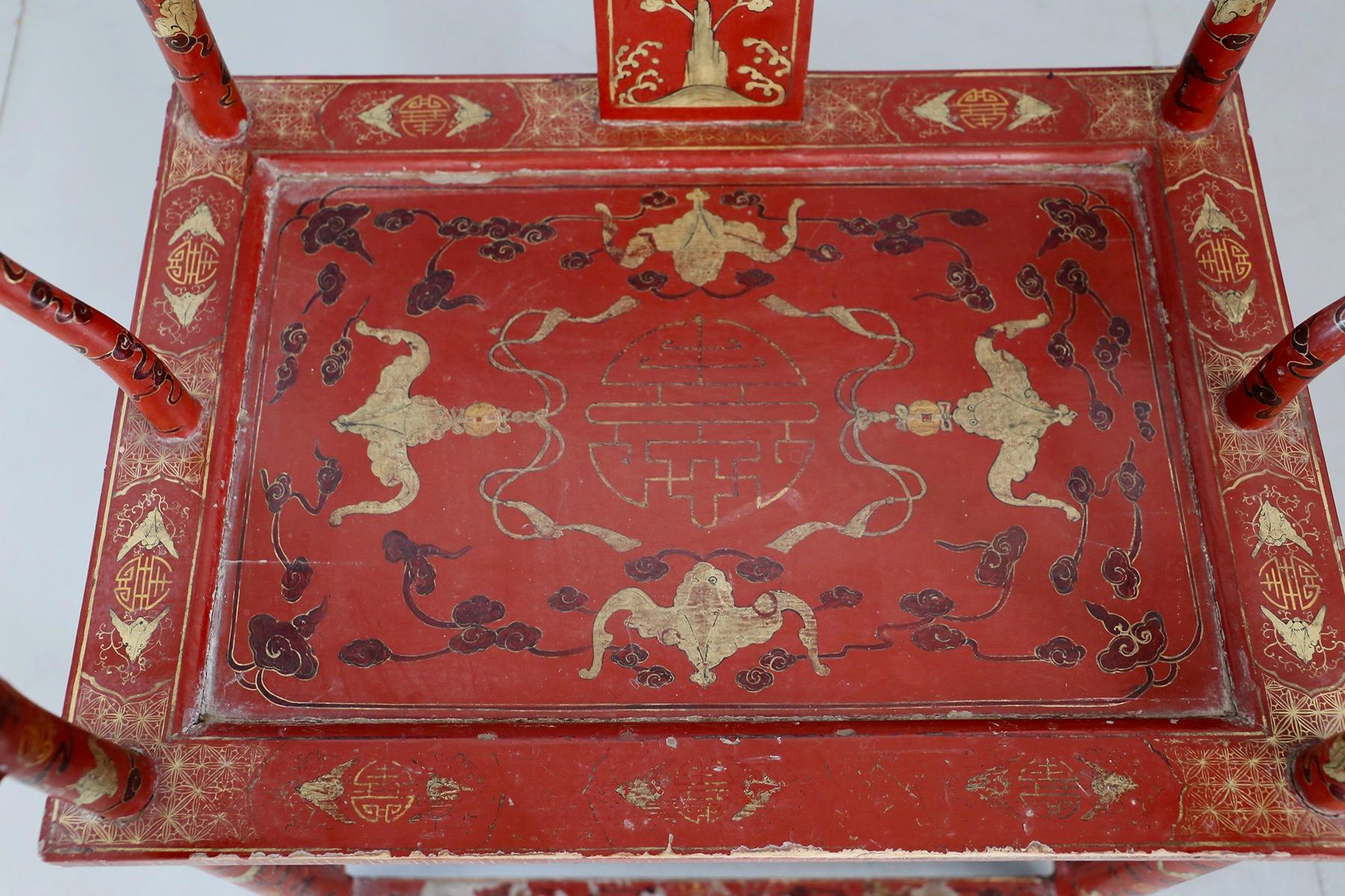 Paar chinesische Stühle aus lackiertem rotem Holz und Gold aus dem 18. Jahrhundert im Angebot 2
