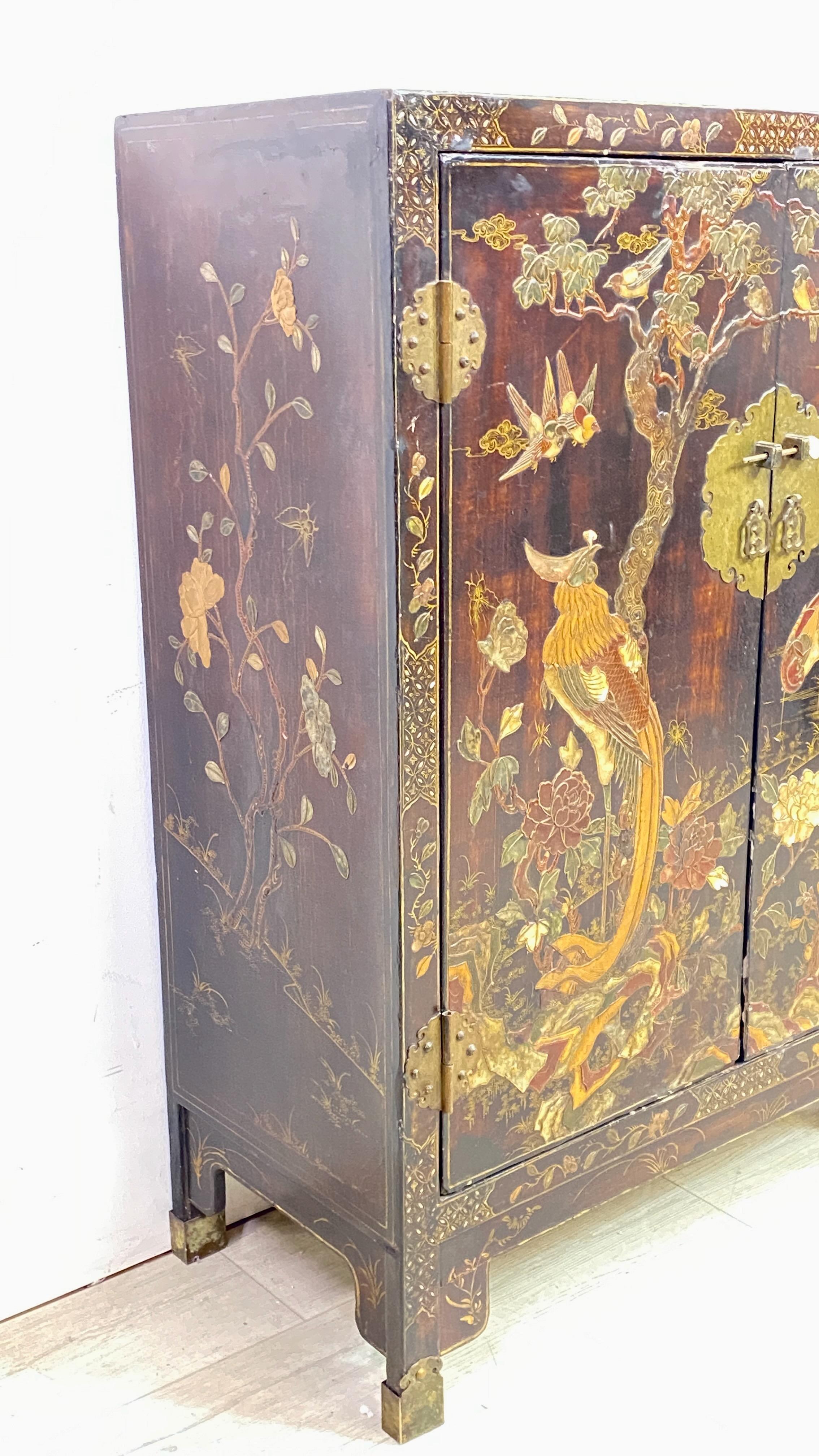 Coppia di armadi cinesi in pietra dura e lacca, fine XIX - inizio XX secolo In condizioni buone in vendita a San Francisco, CA