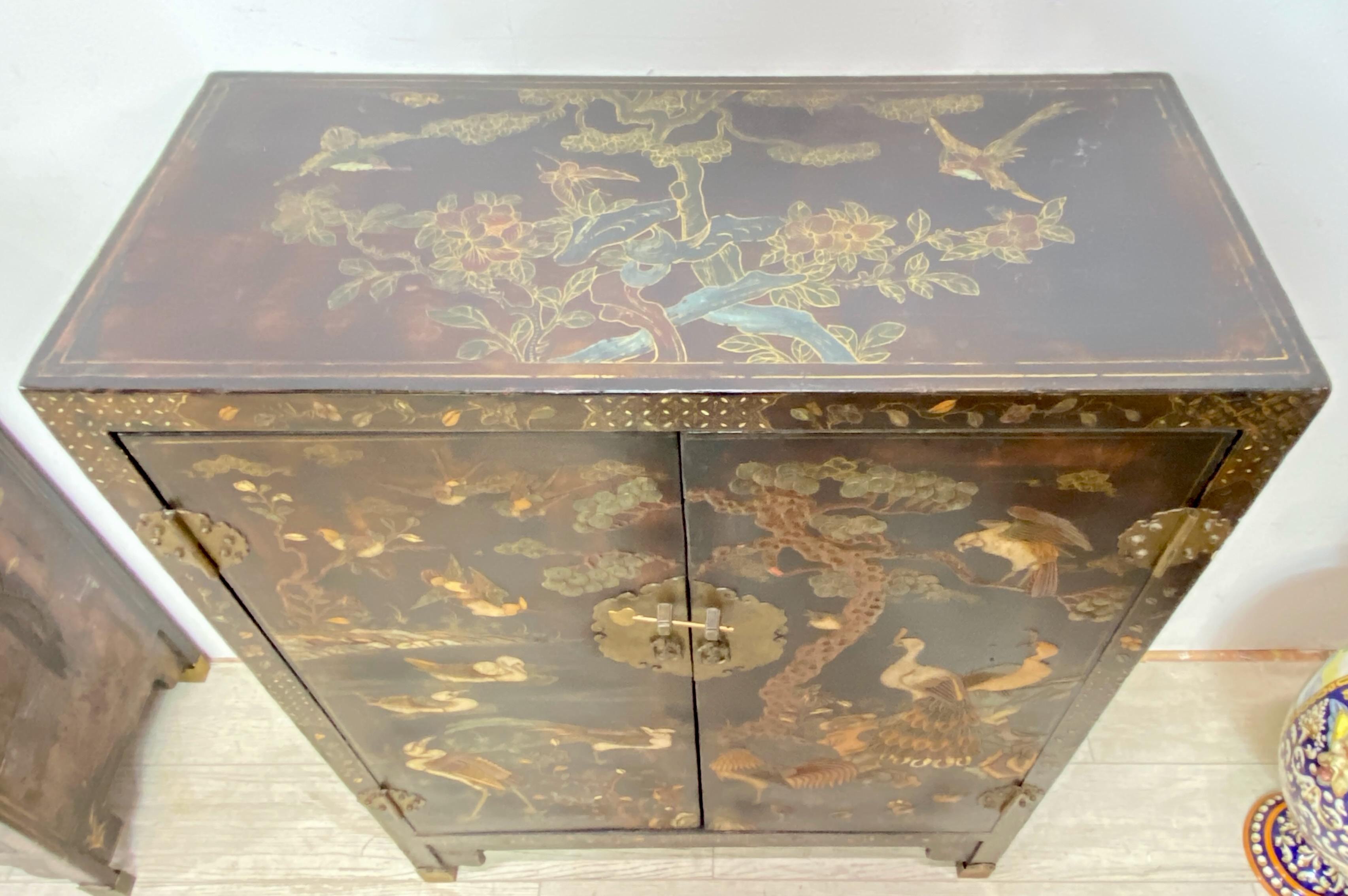 Coppia di armadi cinesi in pietra dura e lacca, fine XIX - inizio XX secolo in vendita 1