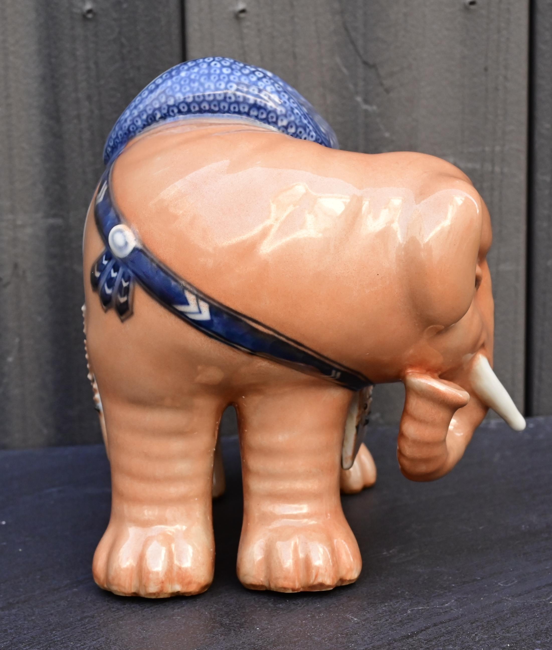 Paire d'éléphants en porcelaine de Chine de la fin de la période Qing / République en vente 6