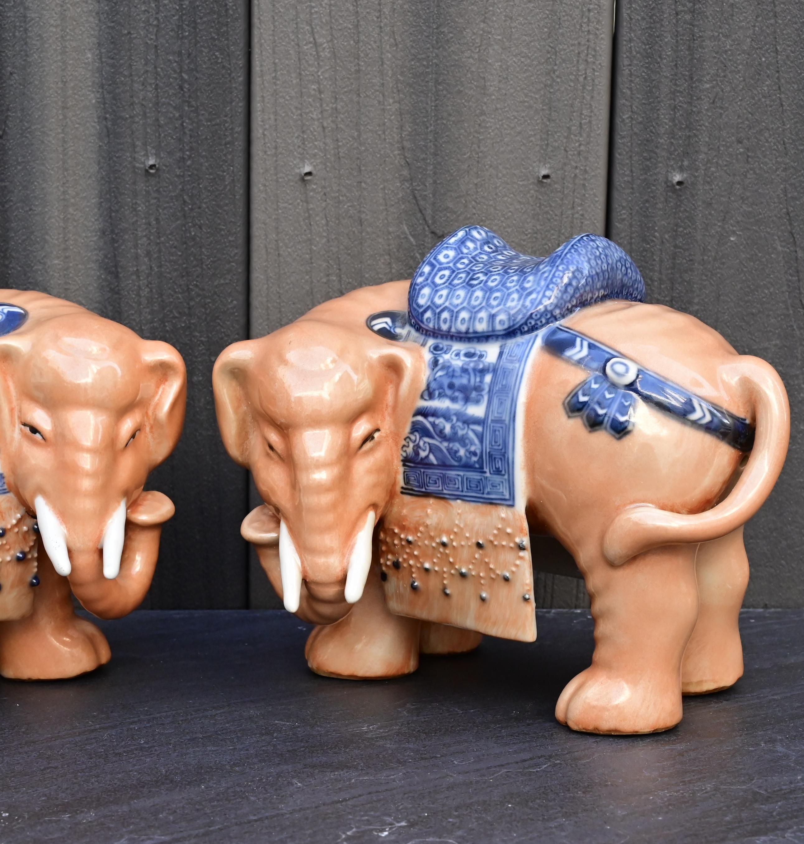 Chinois Paire d'éléphants en porcelaine de Chine de la fin de la période Qing / République en vente