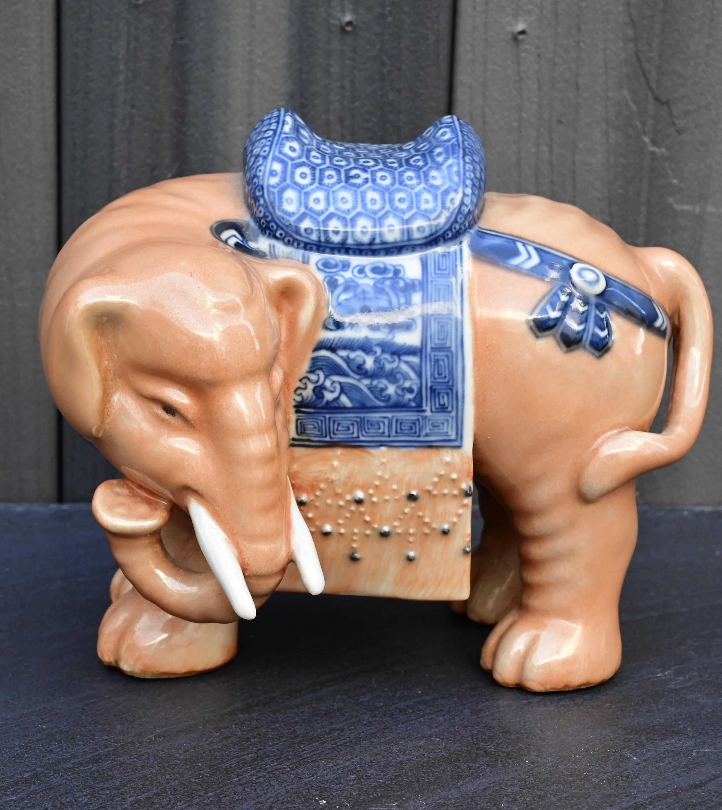 Paire d'éléphants en porcelaine de Chine de la fin de la période Qing / République Bon état - En vente à Media, PA