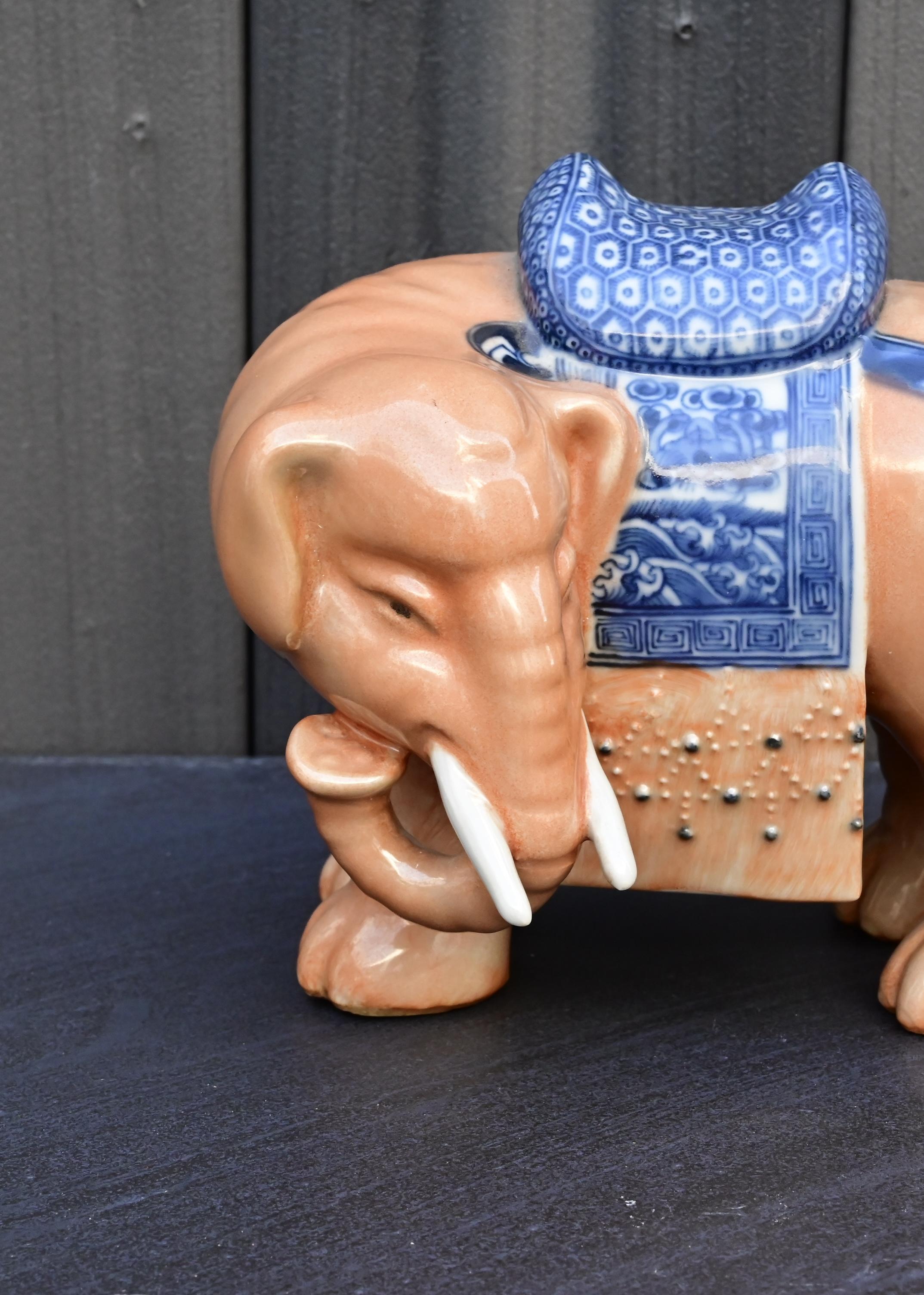 Début du 20ème siècle Paire d'éléphants en porcelaine de Chine de la fin de la période Qing / République en vente