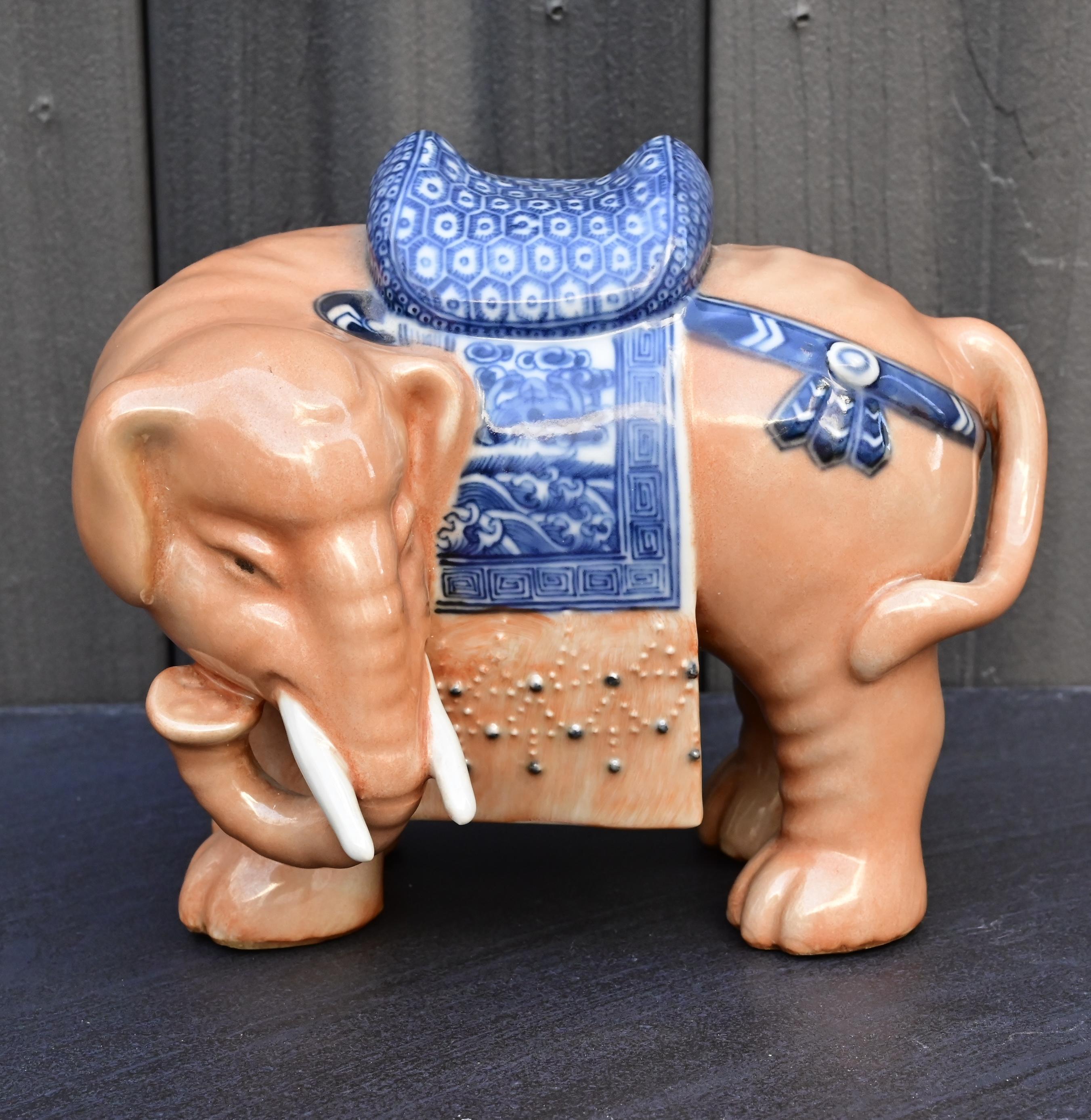 Porcelaine Paire d'éléphants en porcelaine de Chine de la fin de la période Qing / République en vente
