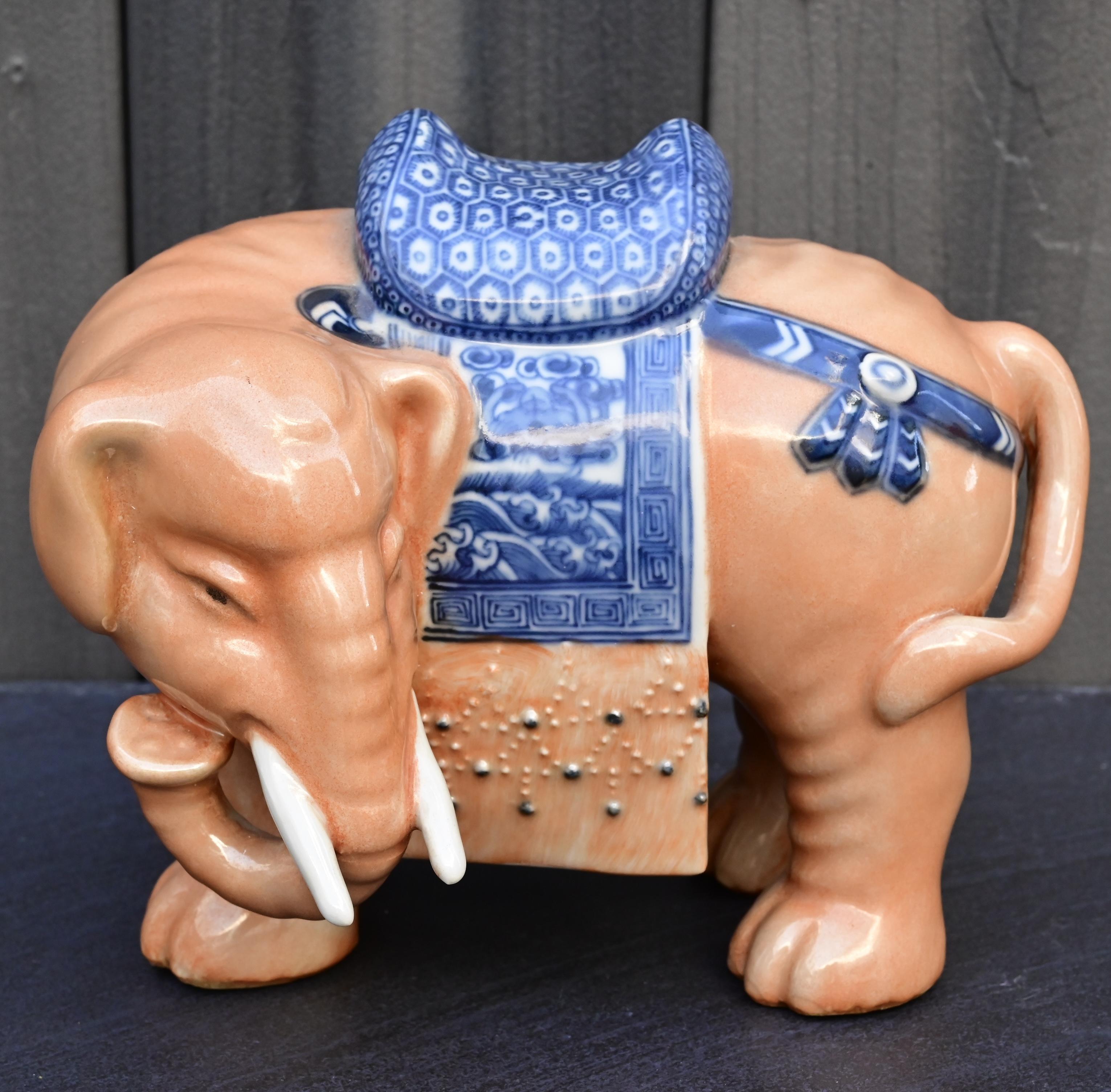Paire d'éléphants en porcelaine de Chine de la fin de la période Qing / République en vente 1
