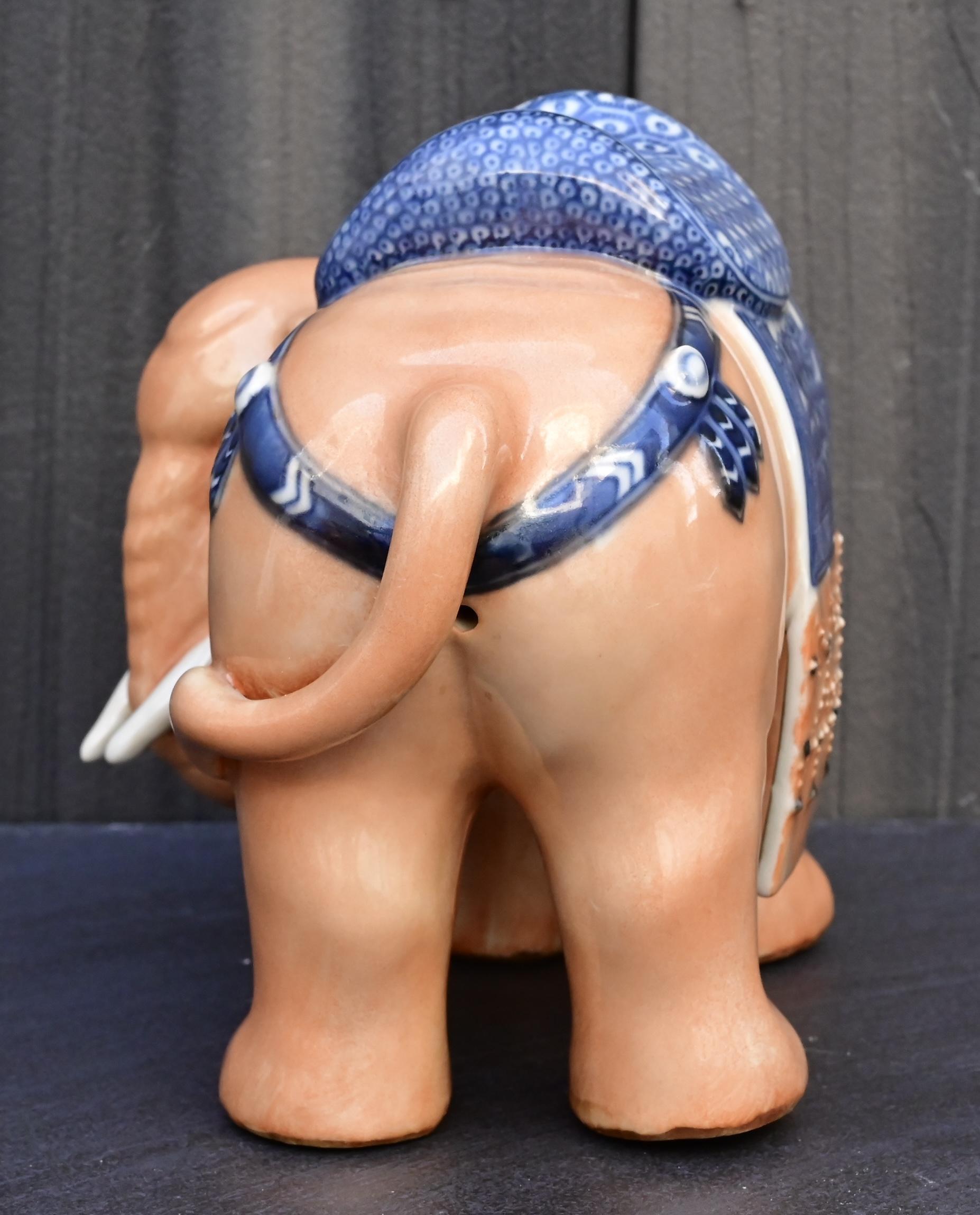 Paire d'éléphants en porcelaine de Chine de la fin de la période Qing / République en vente 2