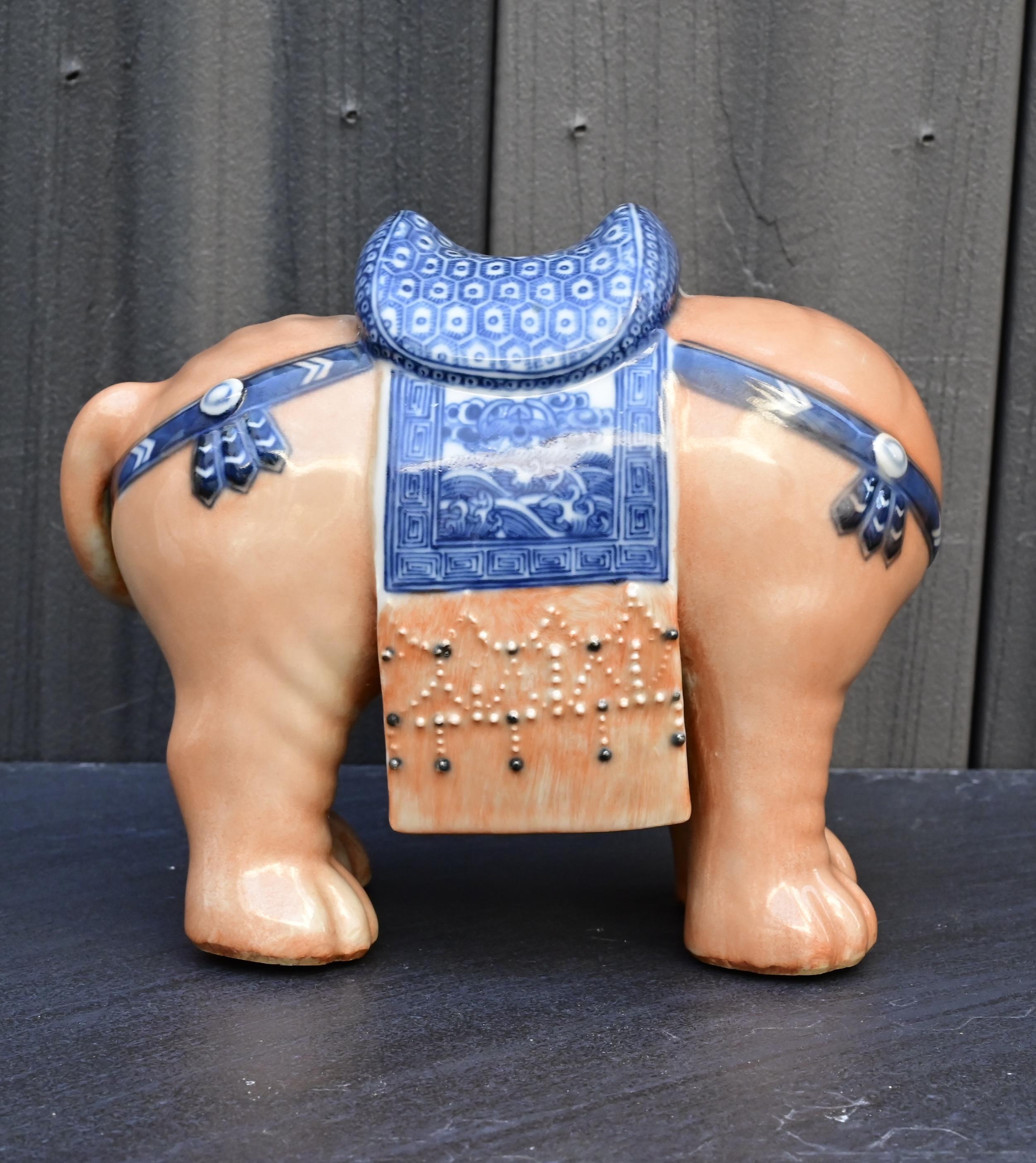 Paire d'éléphants en porcelaine de Chine de la fin de la période Qing / République en vente 3