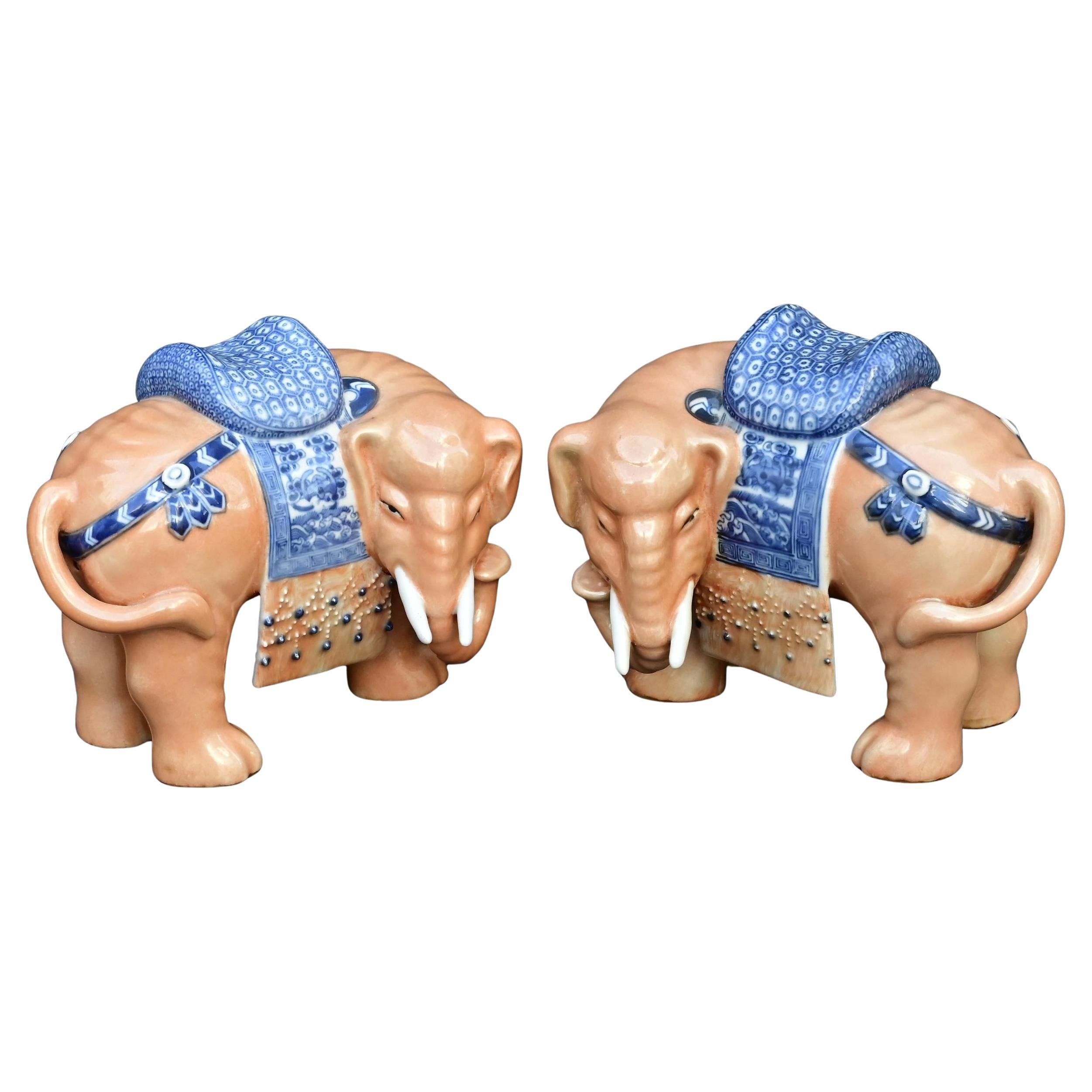 Coppia di elefanti in porcellana cinese del periodo tardo Qing / Repubblica
