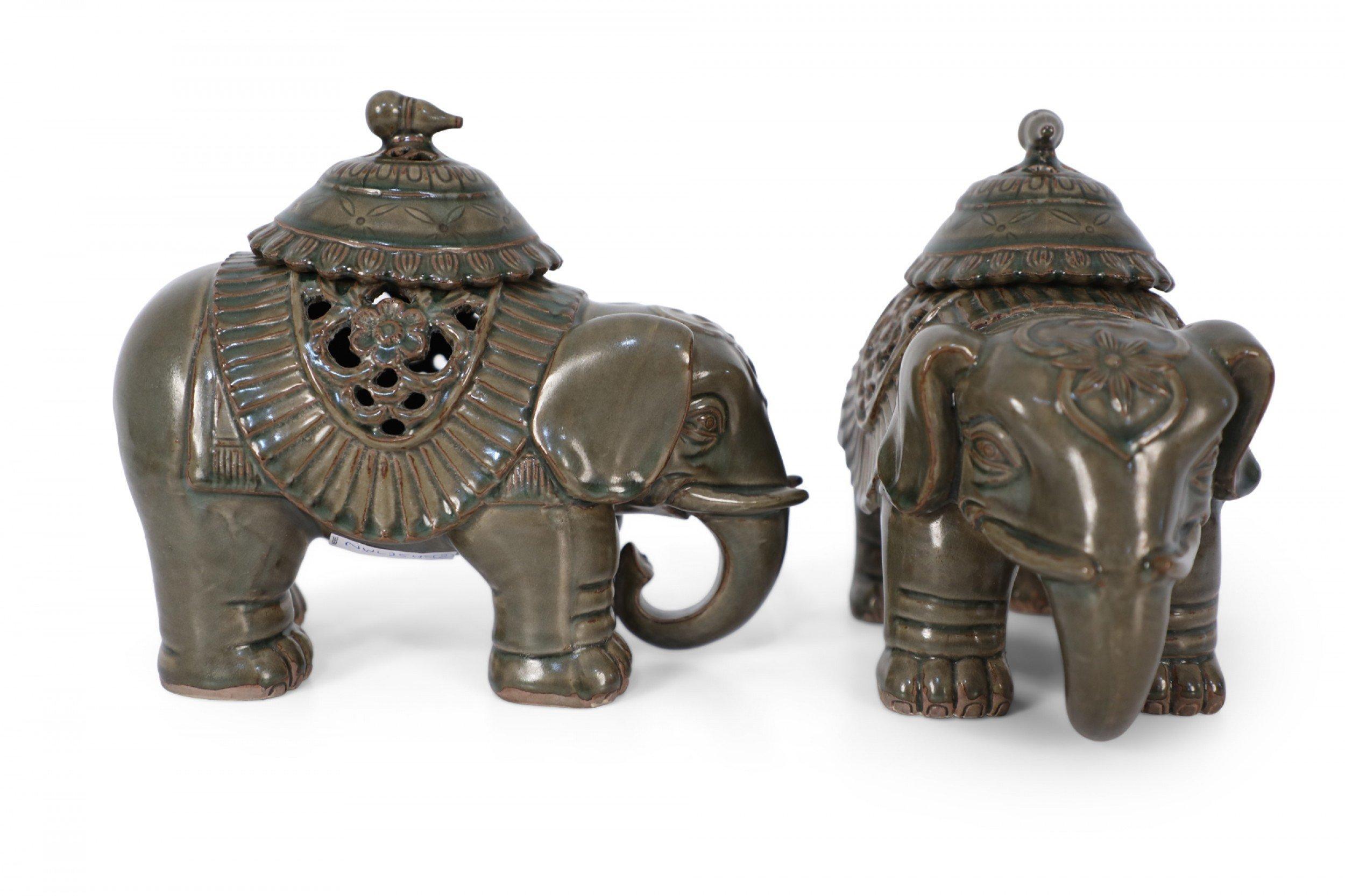 Coppia di statuette di elefante in porcellana cinese con coperchio in vendita 2