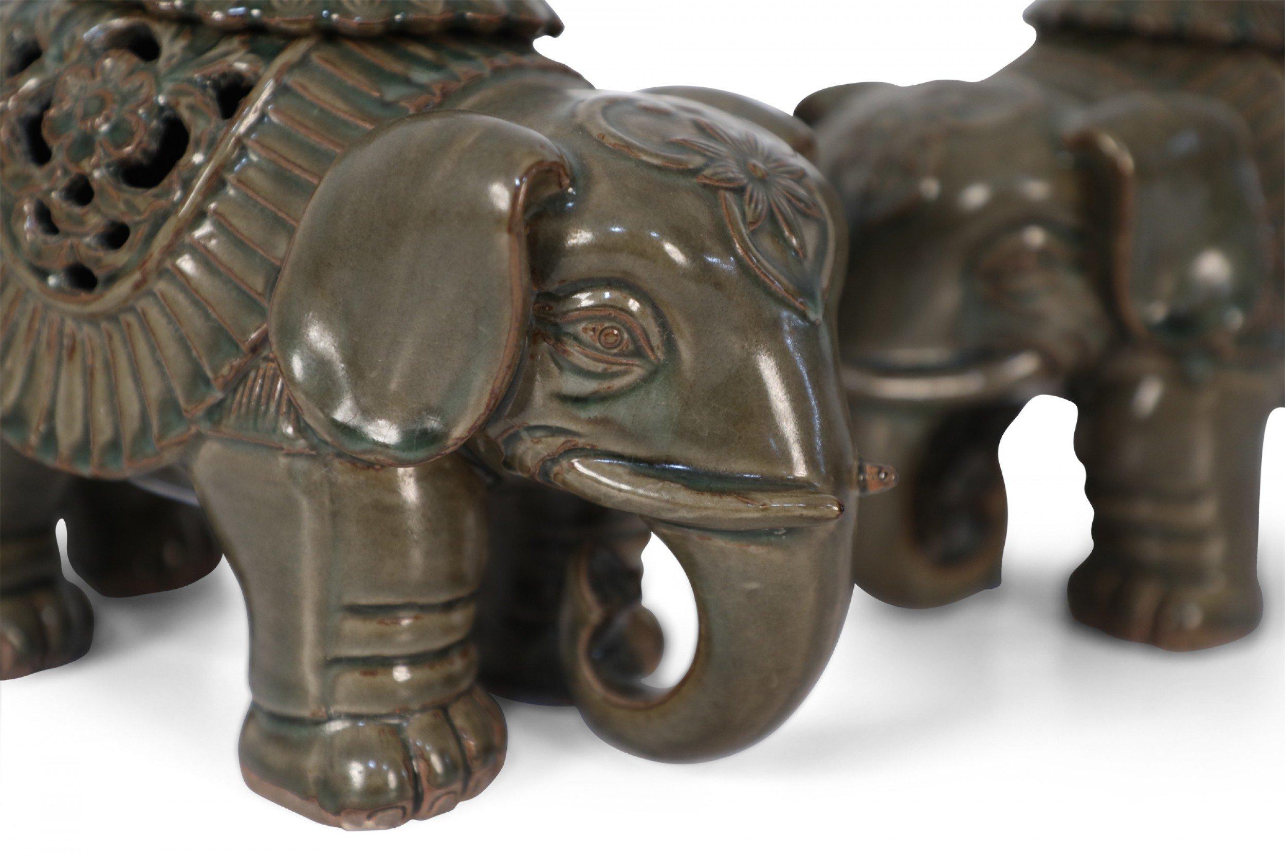 Coppia di statuette di elefante in porcellana cinese con coperchio in vendita 3