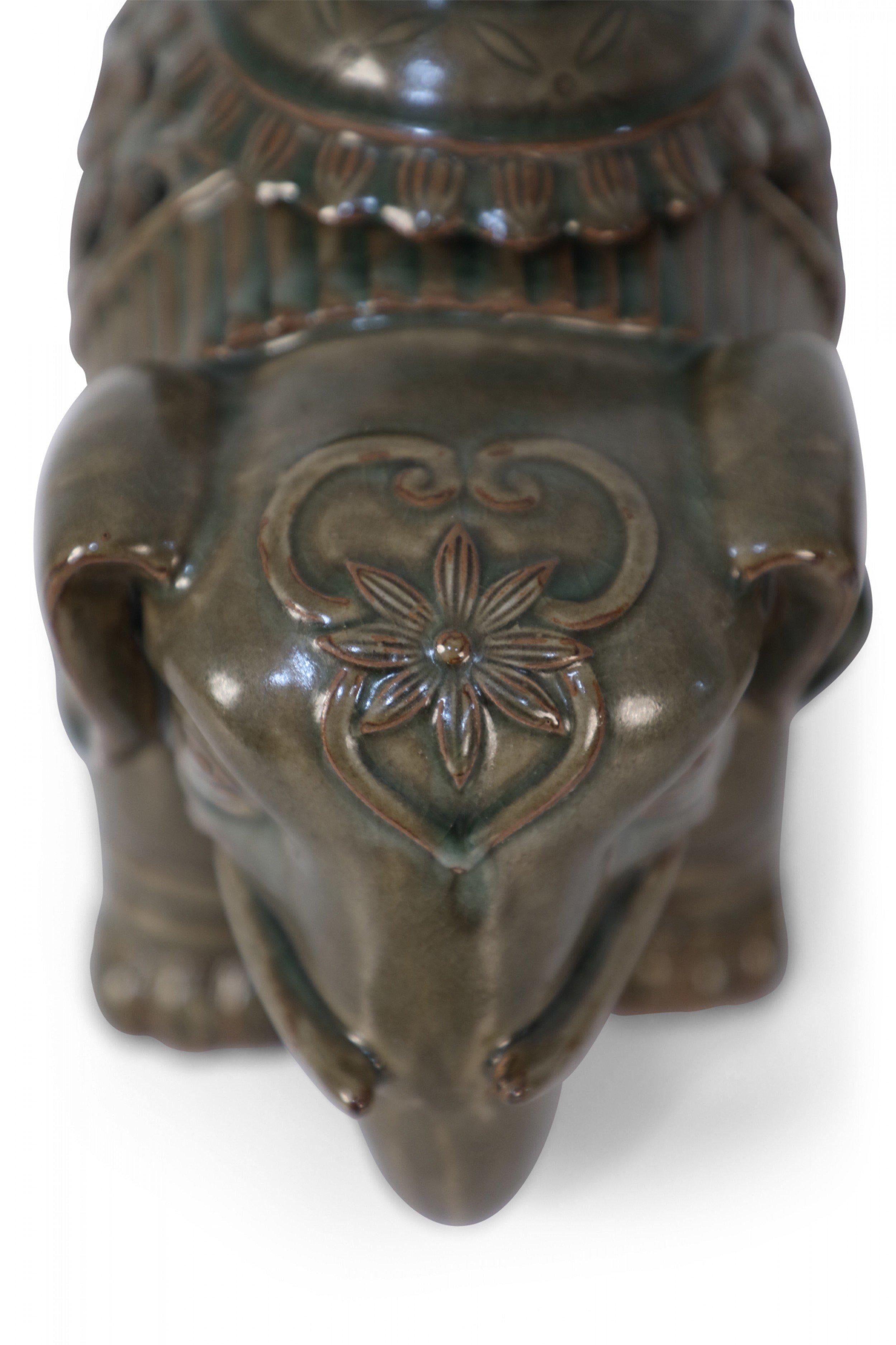Coppia di statuette di elefante in porcellana cinese con coperchio in vendita 4