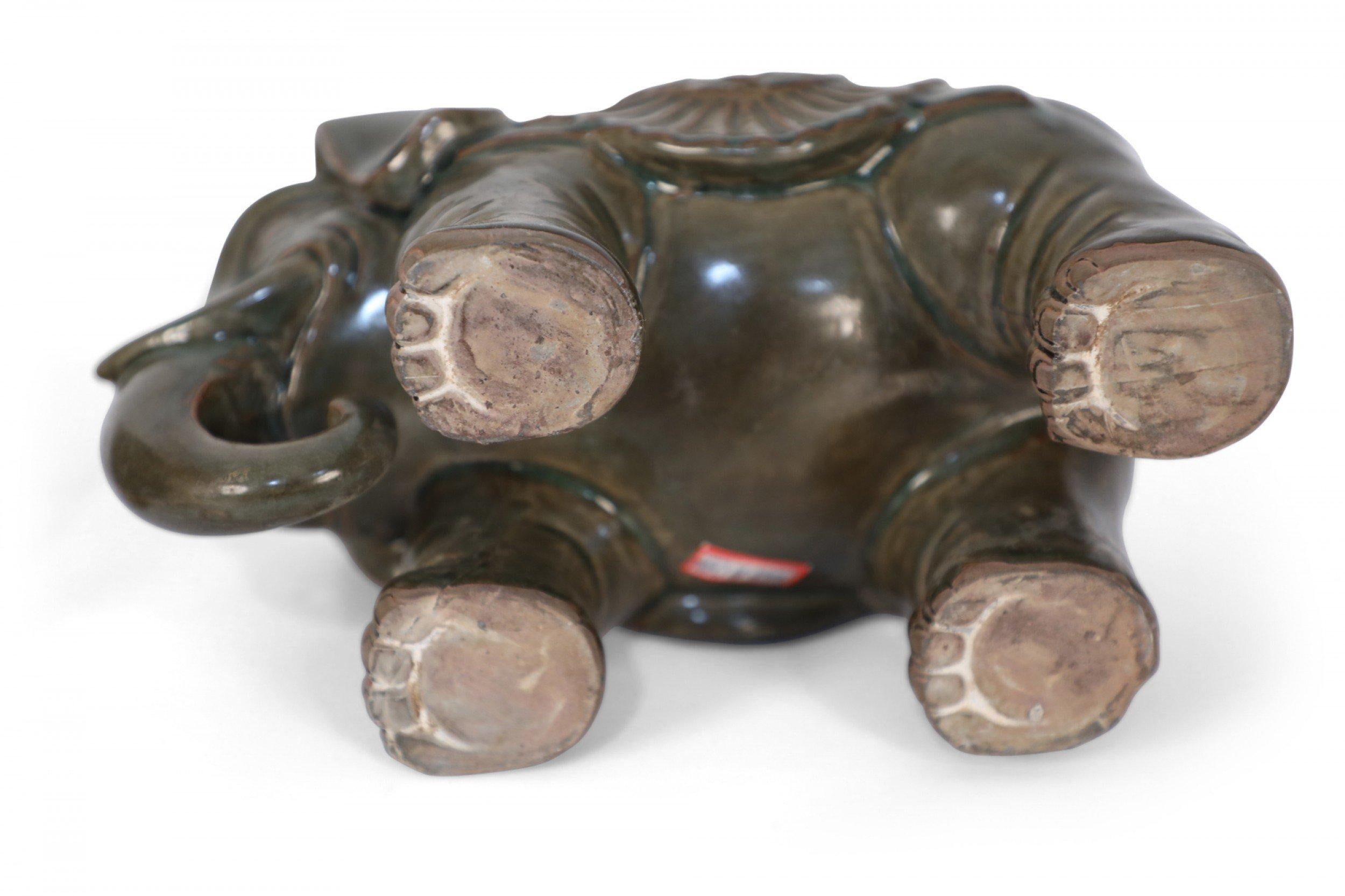 Coppia di statuette di elefante in porcellana cinese con coperchio in vendita 6
