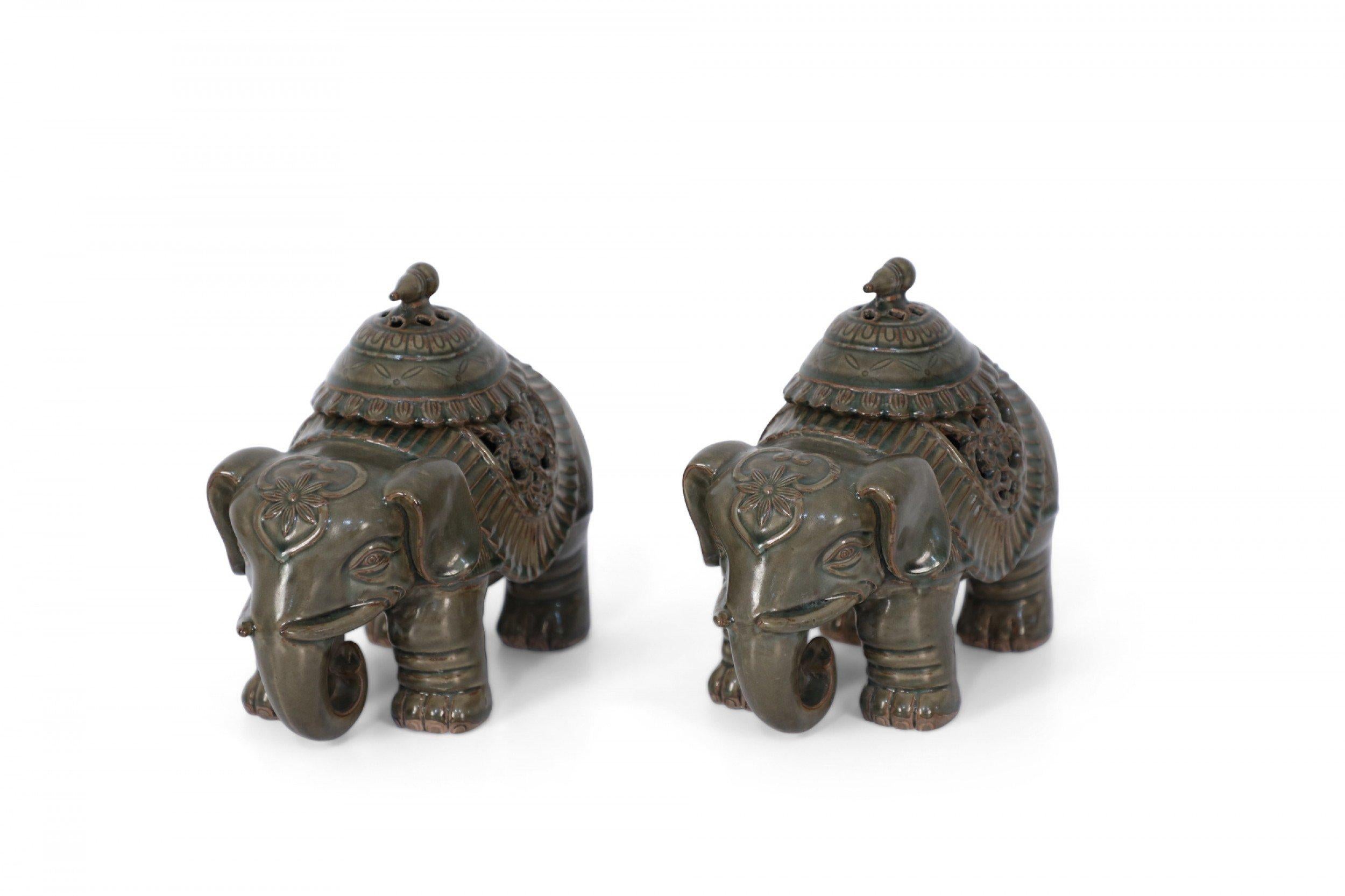 Esportazione cinese Coppia di statuette di elefante in porcellana cinese con coperchio in vendita