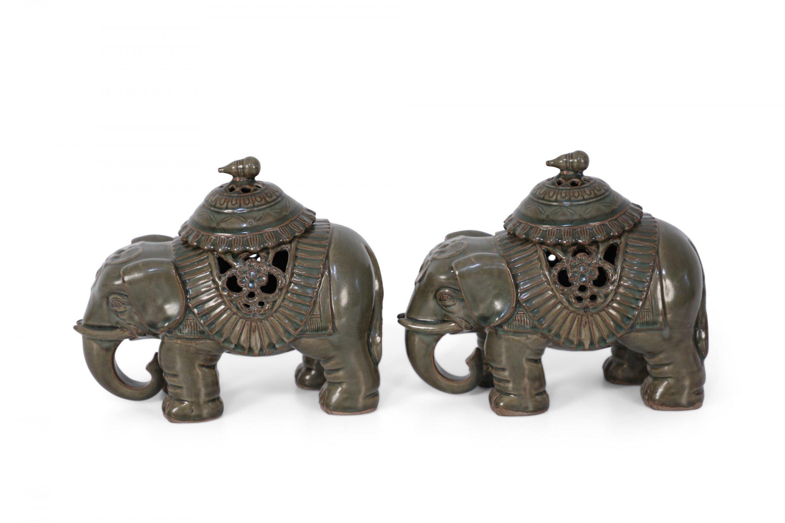 Cinese Coppia di statuette di elefante in porcellana cinese con coperchio in vendita
