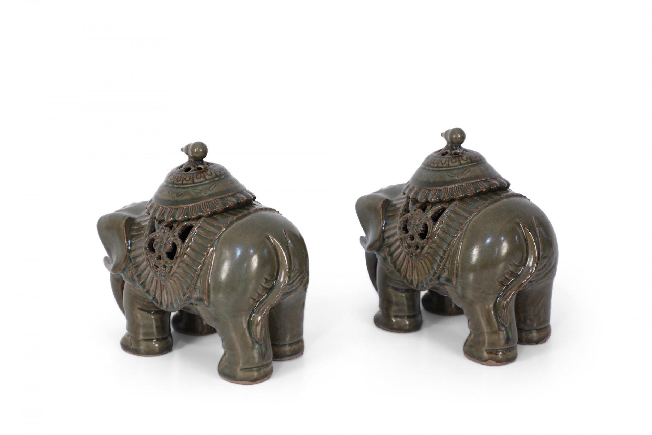 Intagliato a mano Coppia di statuette di elefante in porcellana cinese con coperchio in vendita
