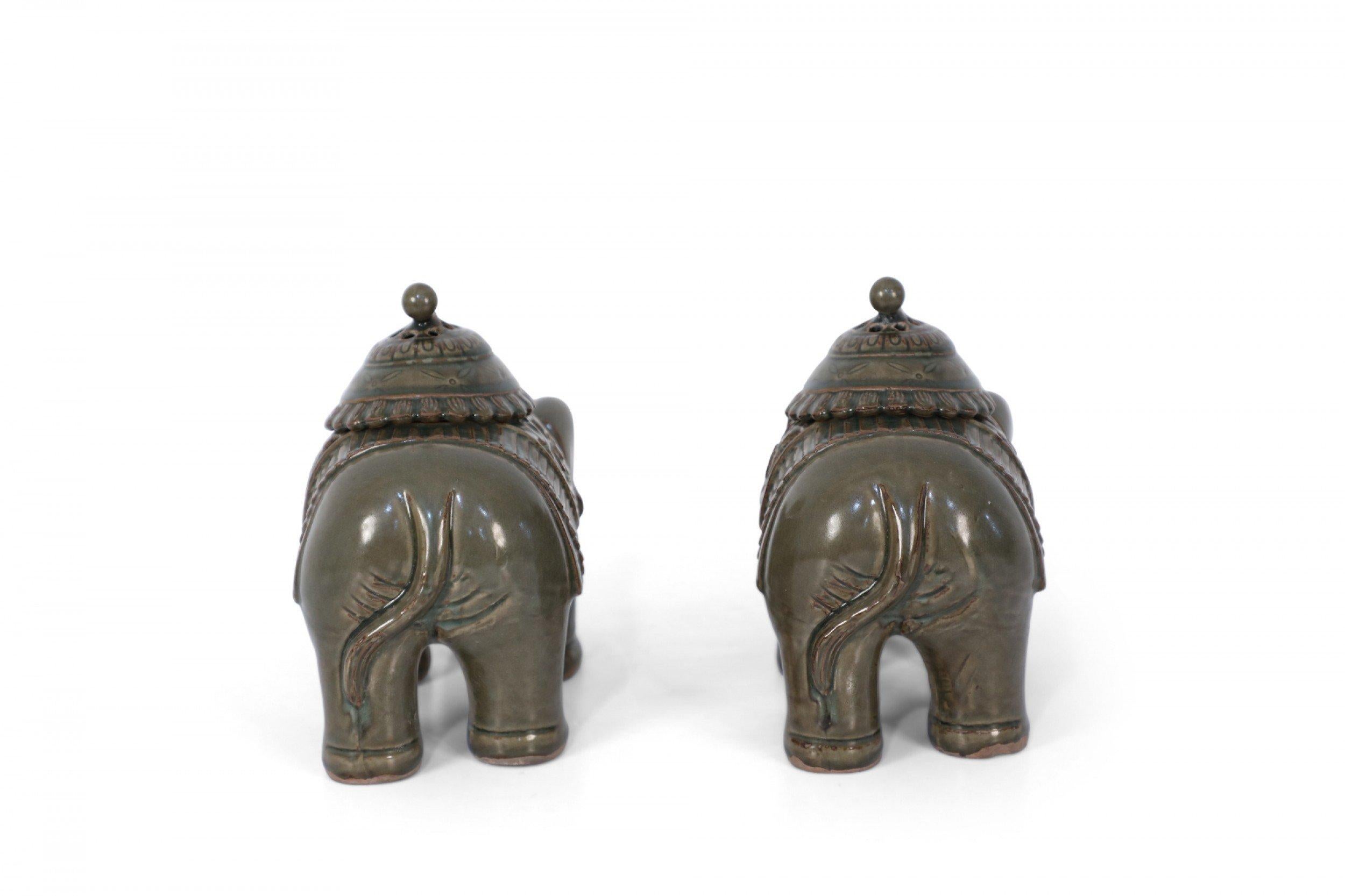 Coppia di statuette di elefante in porcellana cinese con coperchio In condizioni buone in vendita a Queens, NY