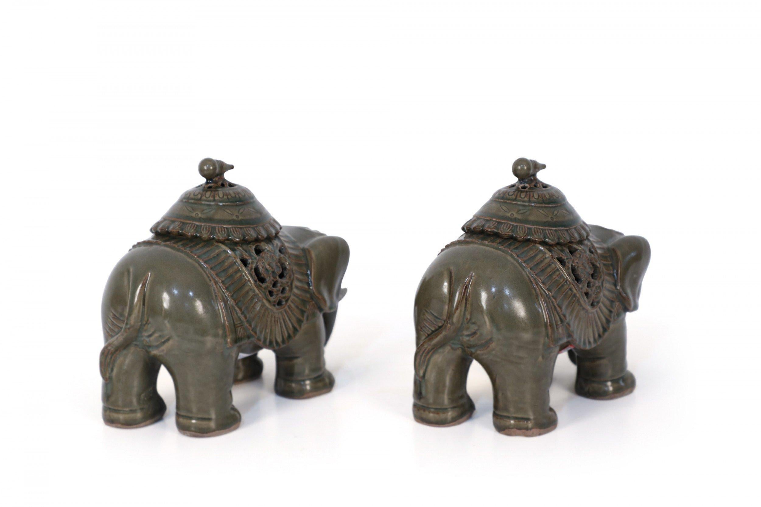 XX secolo Coppia di statuette di elefante in porcellana cinese con coperchio in vendita