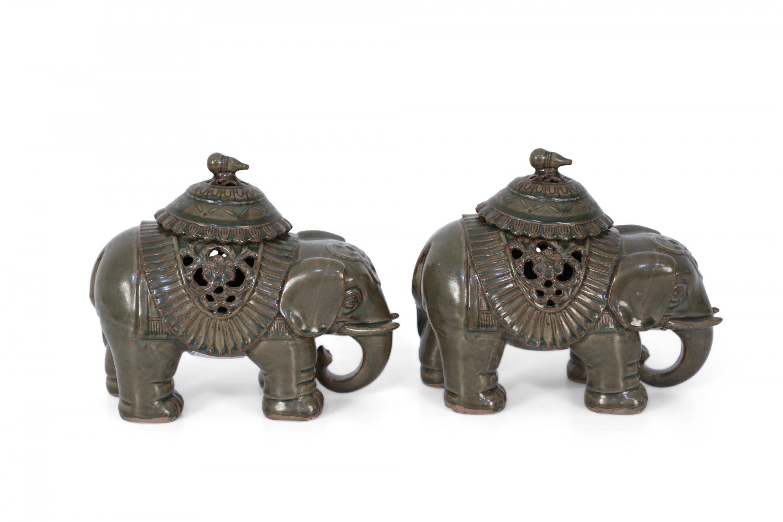 Porcellana Coppia di statuette di elefante in porcellana cinese con coperchio in vendita