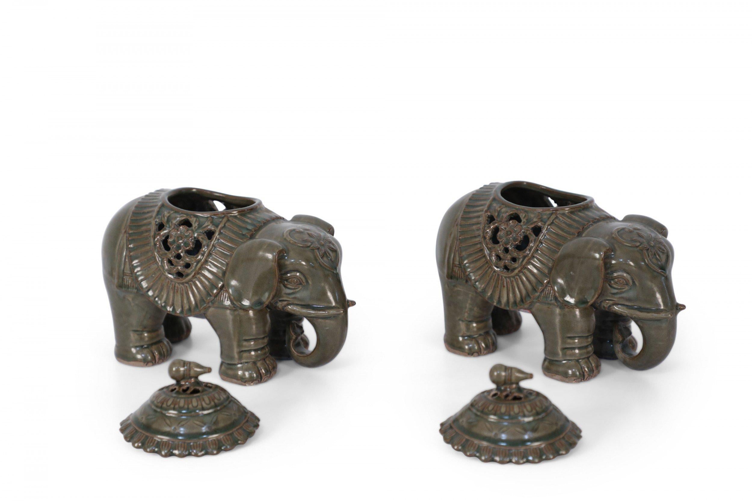 Coppia di statuette di elefante in porcellana cinese con coperchio in vendita 1