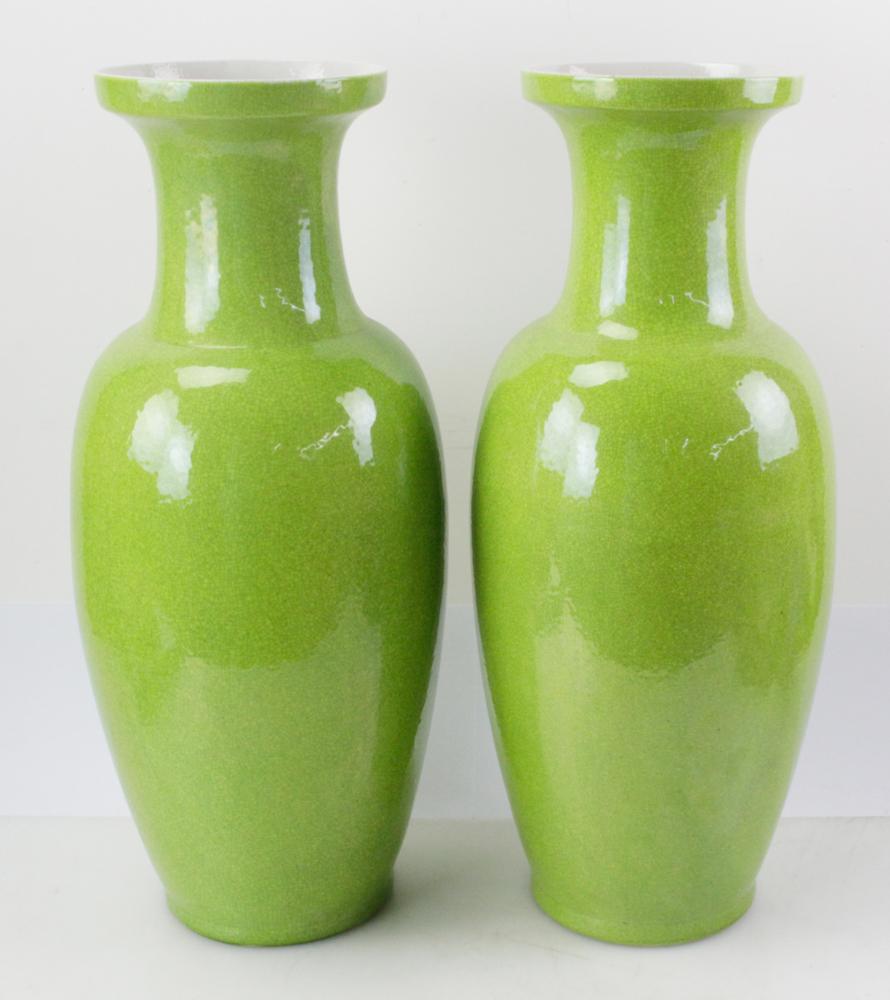 Chinois Paire de vases craquelés chinois en forme de balustre/urne vert citron/vert pomme  en vente