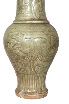 Paire de vases chinois en terre de Longquan de la dynastie Ming