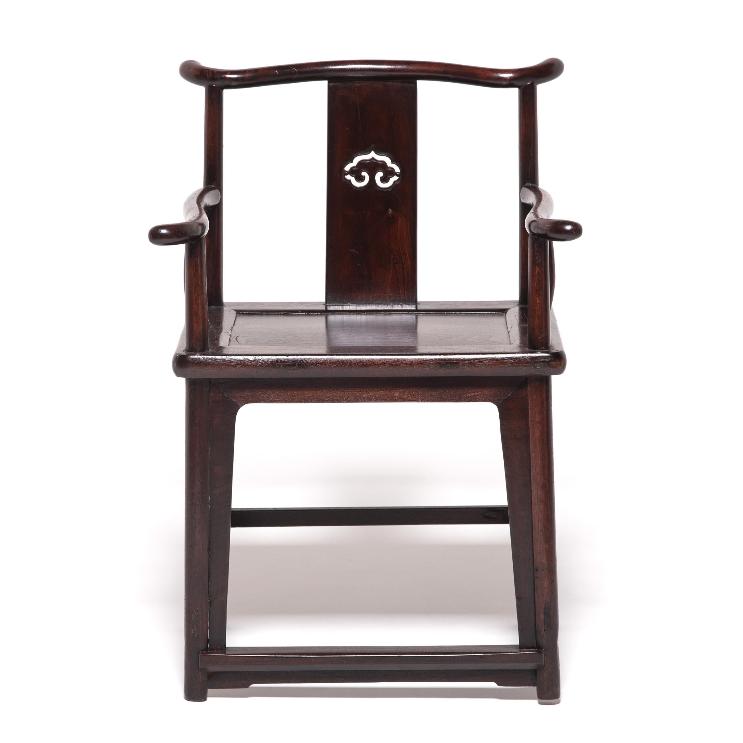 Cette paire d'élégantes chaises en bois d'orme du XIXe siècle incarne le design de la période Ming avec une forme simple mais une construction complexe. Les chaises sont un mélange inhabituel de chaises traditionnelles à haut dossier en forme