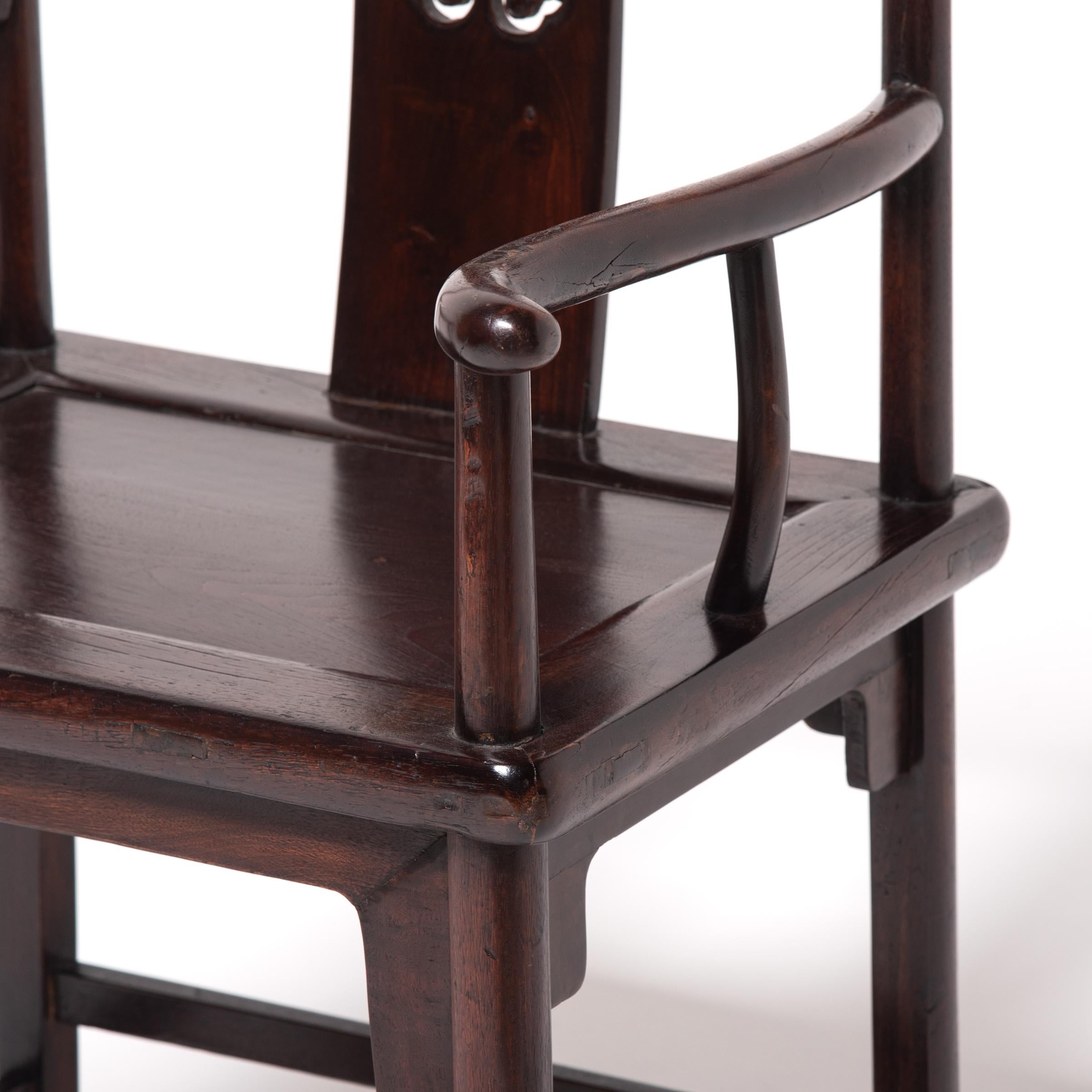 Noyer Paire de chaises d'officiers chinois à dossier bas, vers 1850 en vente
