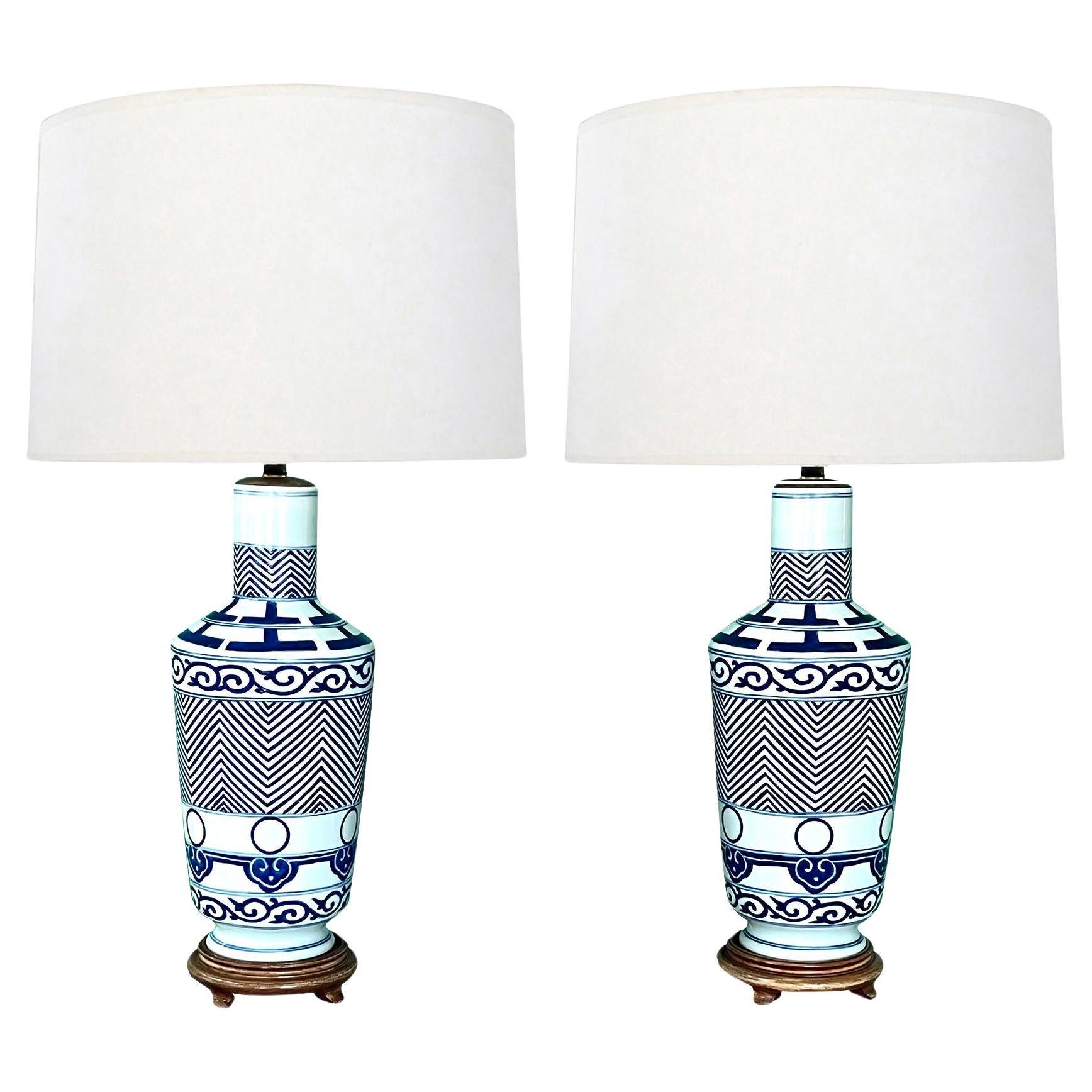 Pair of Chinese Mallet-shaped Blue and White Decorated Porcelain Lamps For Sale