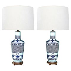 Paar chinesische marmettenförmige blau-weiß verzierte Porzellanlampen