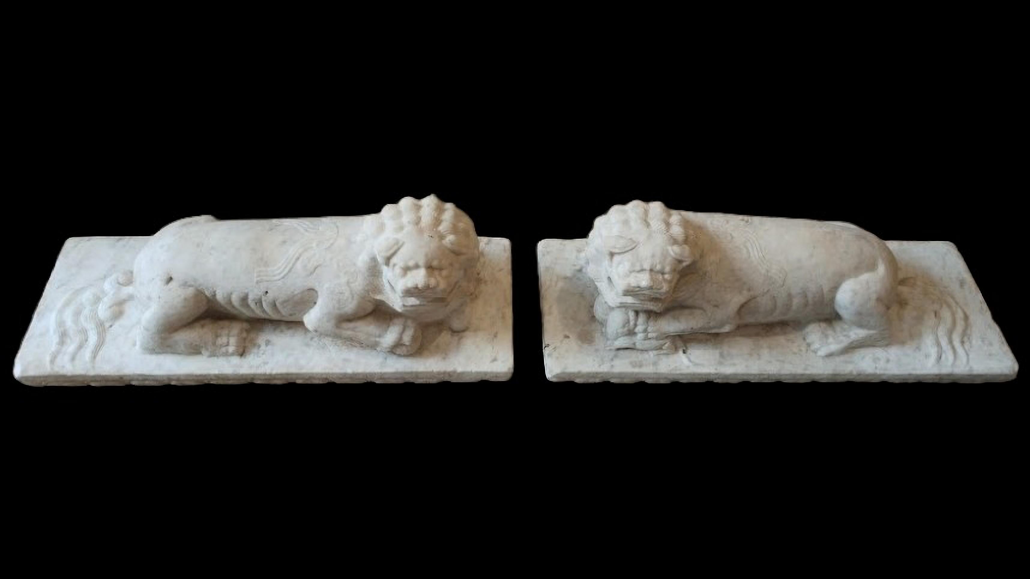 Paire de lions en marbre chinois du XIXe siècle
Lions élégants de la dynastie Whiting sculptés au ciseau dans du marbre blanc. Elles sont en bon état. Ces animaux mythiques sont des gardiens représentés par paires, avec une ou deux pattes avant