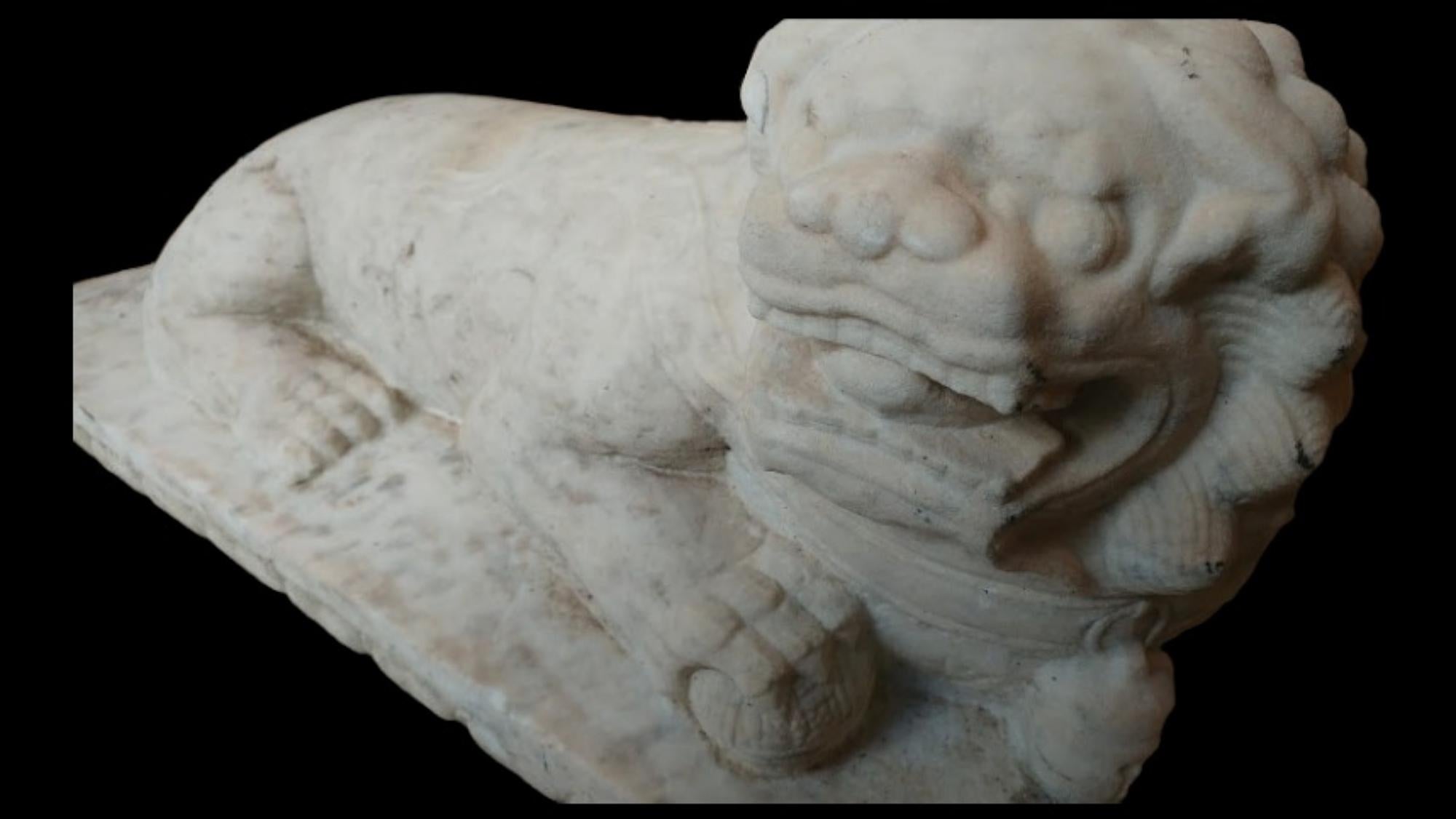 Chinois Paire de lions chinois en marbre du 19ème siècle en vente