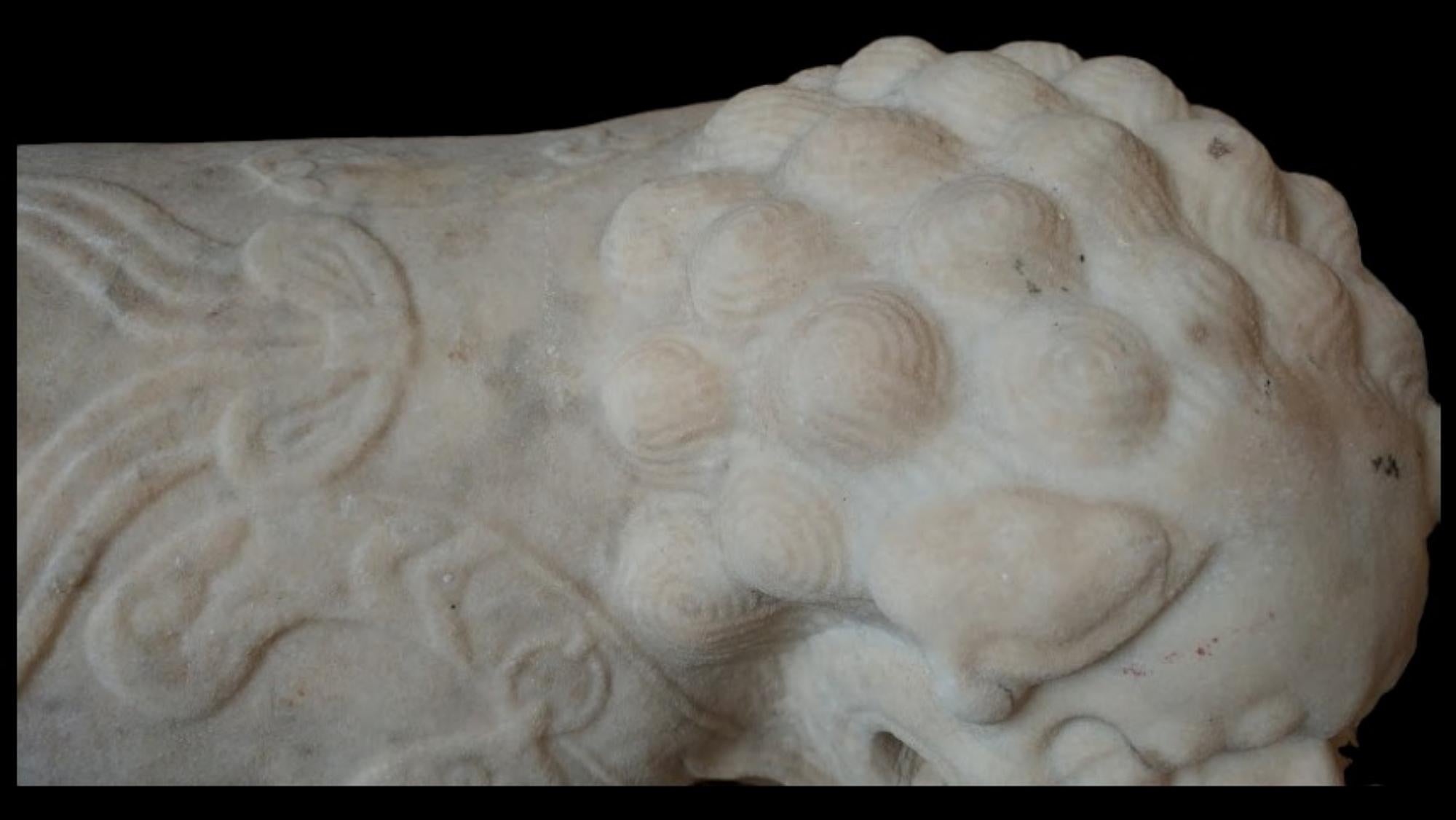 Fait main Paire de lions chinois en marbre du 19ème siècle en vente