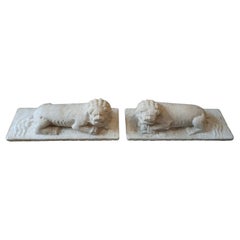 Paire de lions chinois en marbre du 19ème siècle