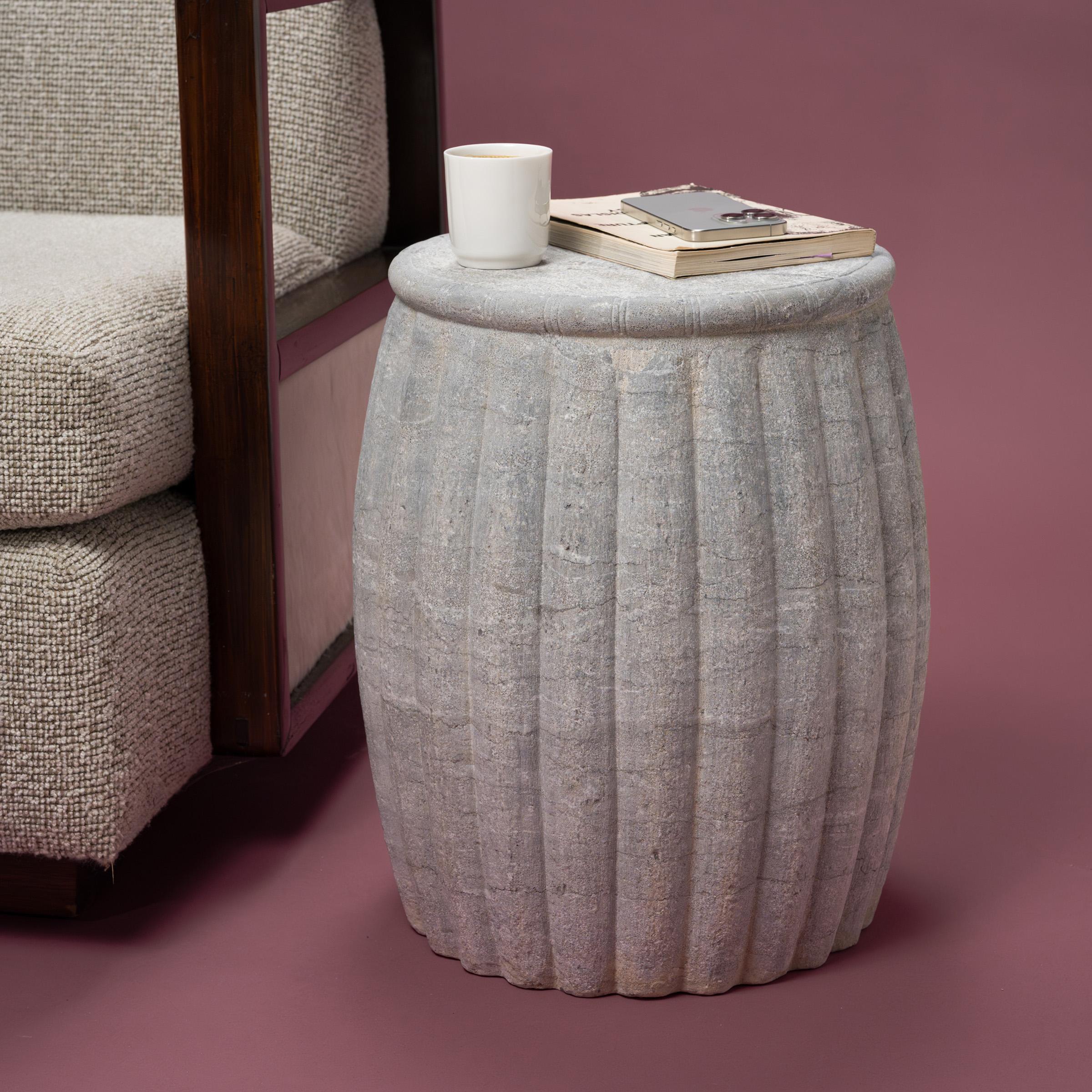 Solche trommelförmigen Hocker wurden traditionell in Gärten und Freiluftpavillons verwendet, in denen die Gelehrten der Oberschicht lasen, schrieben, sich zu Diskussionen trafen und ganz allgemein ihre inneren Gefühle entwickelten. Dieses
