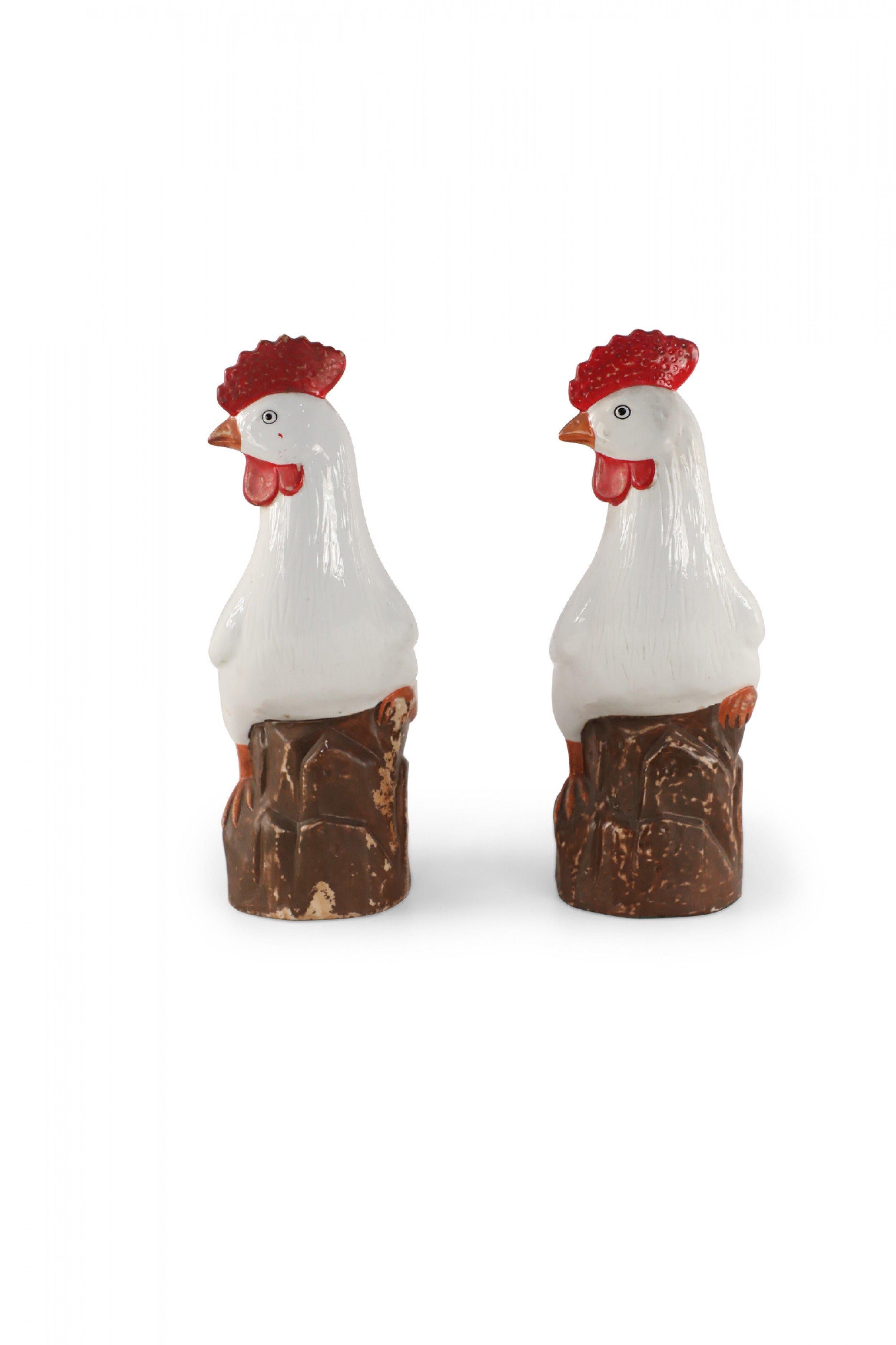 Chinois Paire de poules chinoises en porcelaine blanche du milieu du siècle dernier en vente