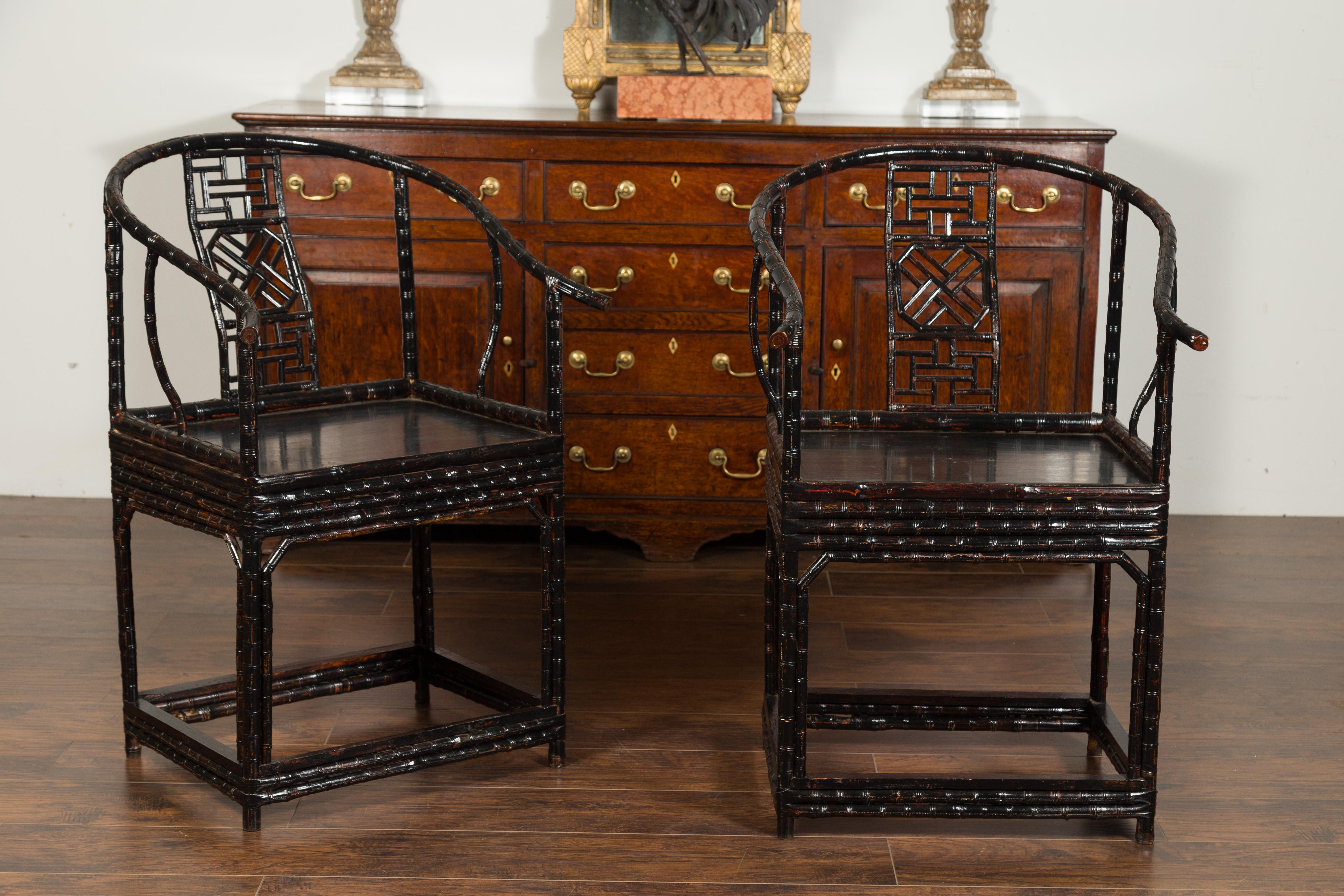 Chantourné Paire de fauteuils en bambou à dossier en fer à cheval de style Dynastie Ming chinoise des années 1920 en vente