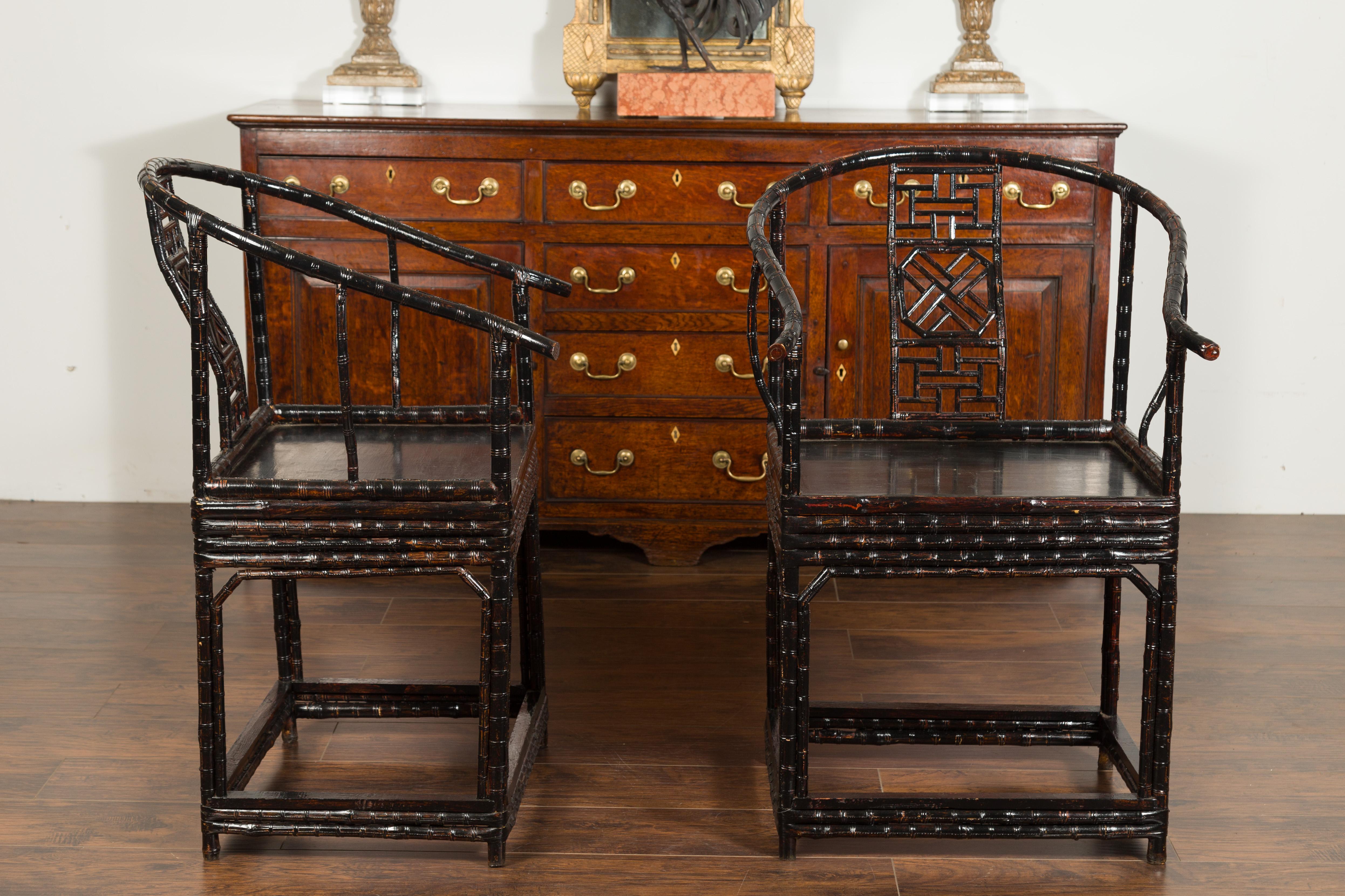 20ième siècle Paire de fauteuils en bambou à dossier en fer à cheval de style Dynastie Ming chinoise des années 1920 en vente