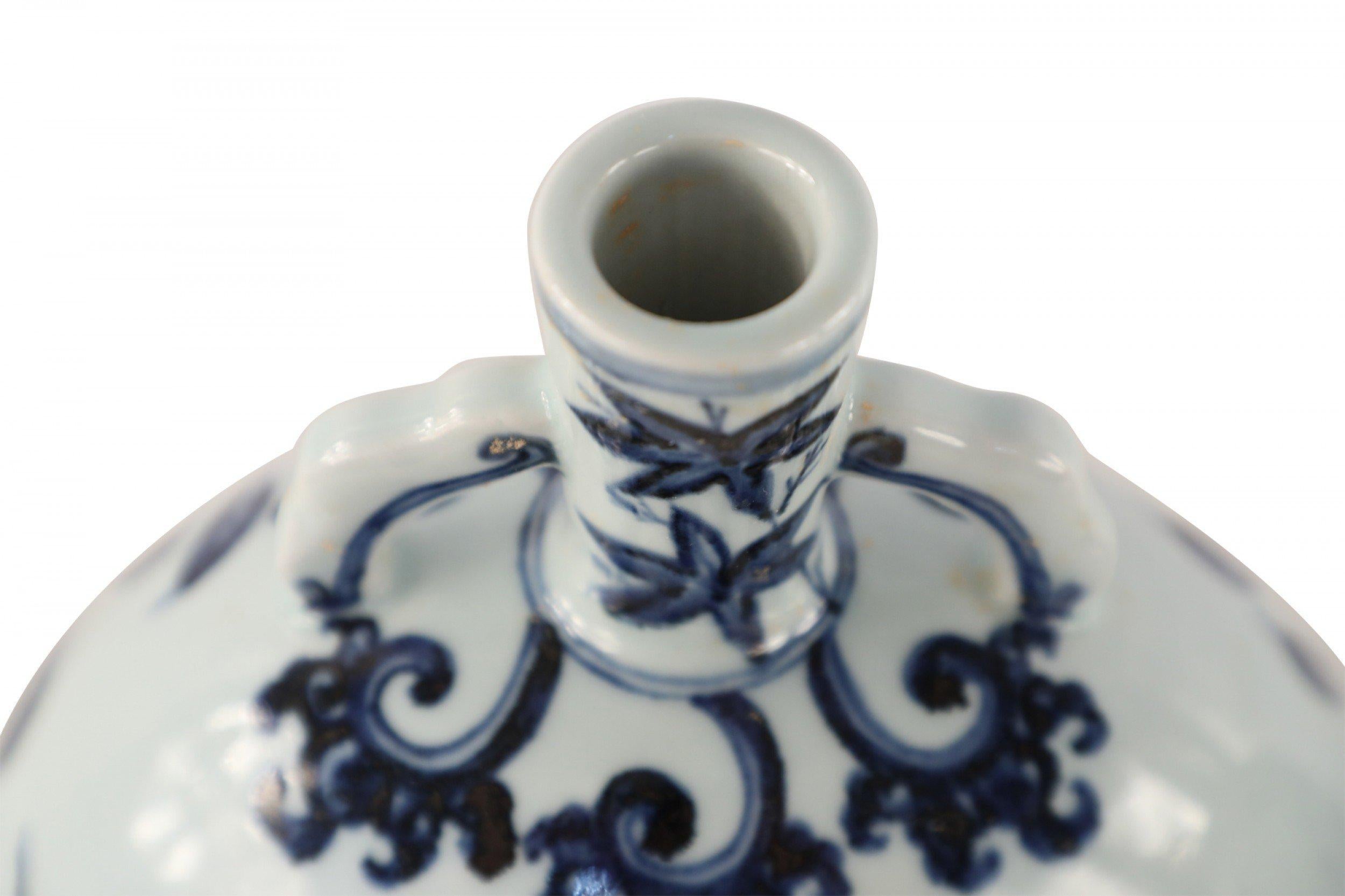 COPPIA di vasi in porcellana bianca in stile periodo Xuande della dinastia Ming (fine del XIX secolo) con forme a moonflask, motivi floreali e uccelli blu e marchi che indicano l'anno di creazione (PREZZO A COPPIA).

Condit: Buono; Usura coerente