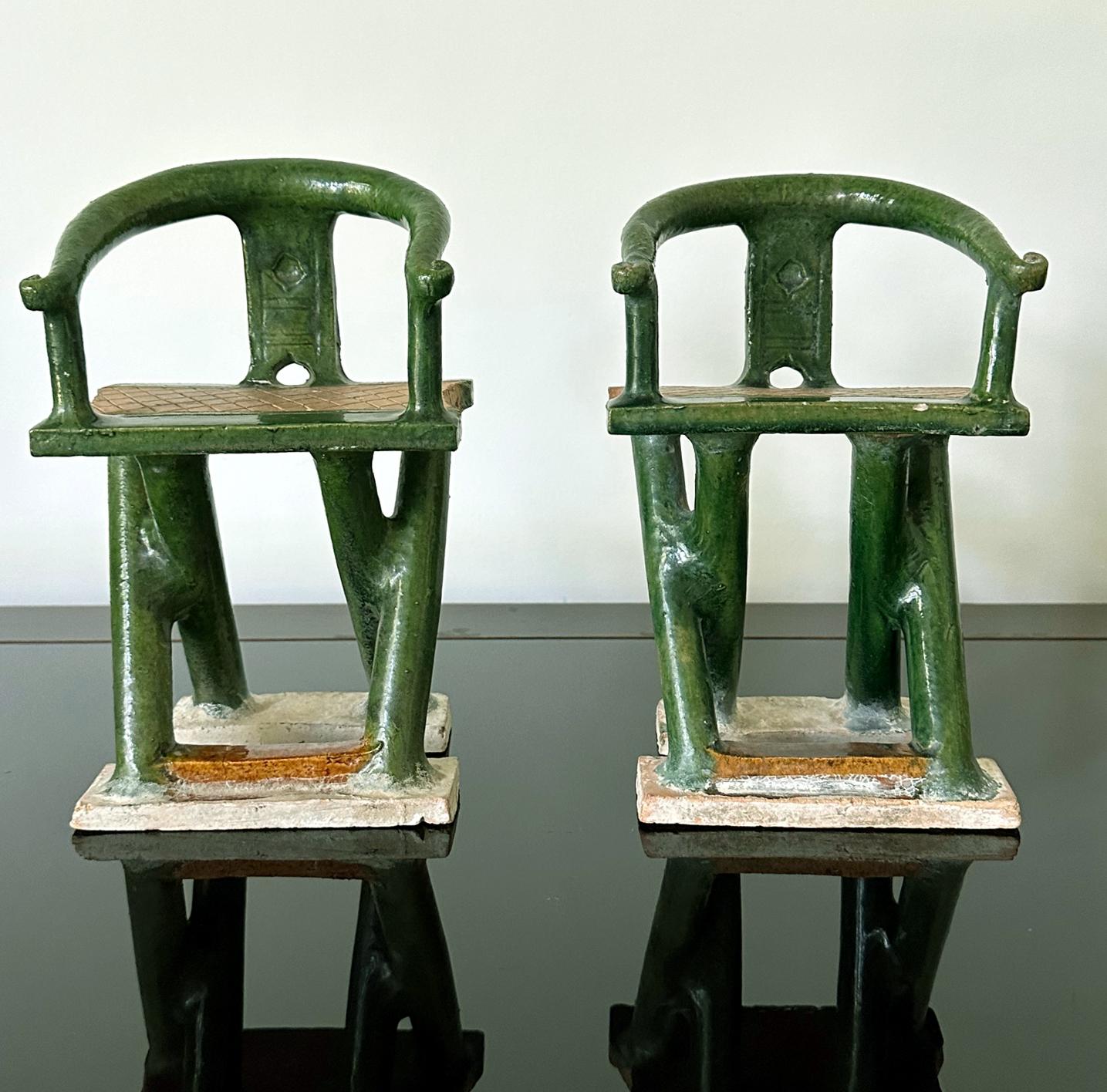 Paire de chaises en fer à cheval en grès chinois de la dynastie Ming (XVe-XVIIe siècle). Les modèles miniatures étaient traditionnellement fabriqués comme objets d'offrande funéraire. Des modèles de poterie représentant des objets de la vie
