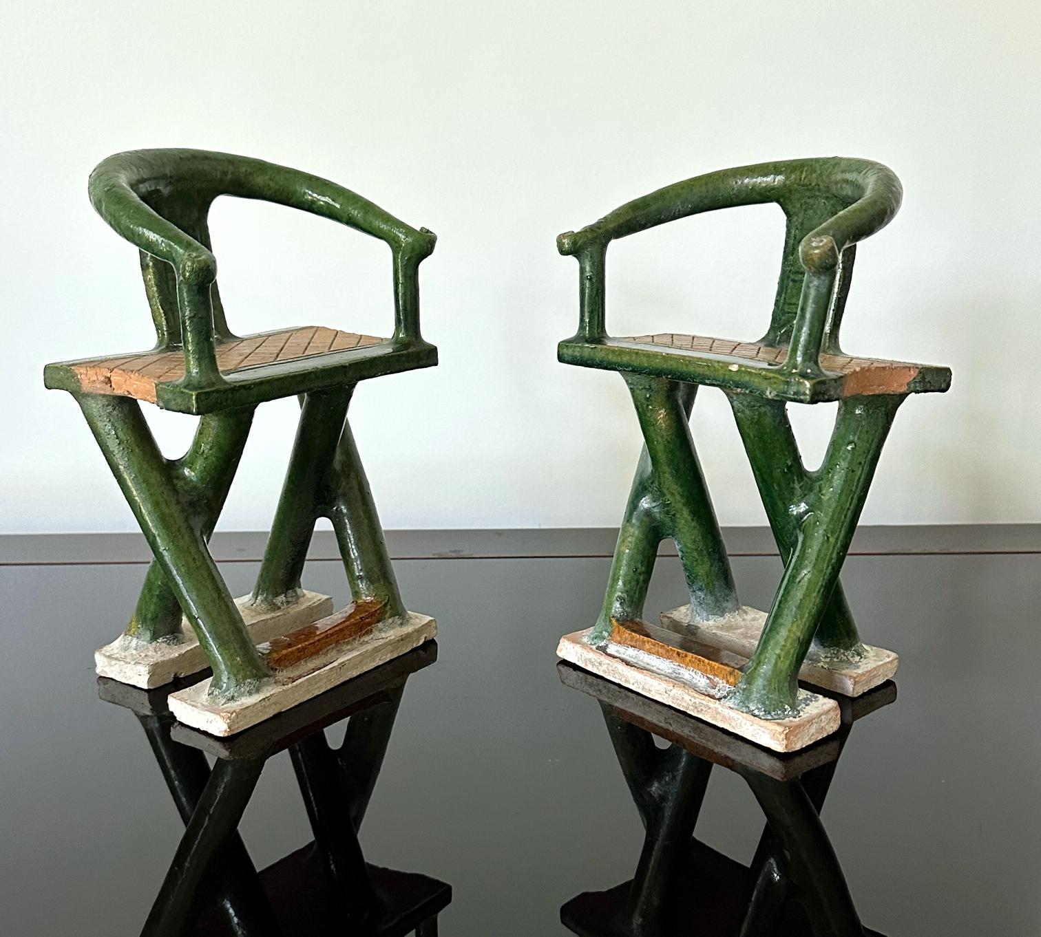 Chinois Paire de modèles de chaises en poterie funéraire de la dynastie chinoise Ming Ming  en vente