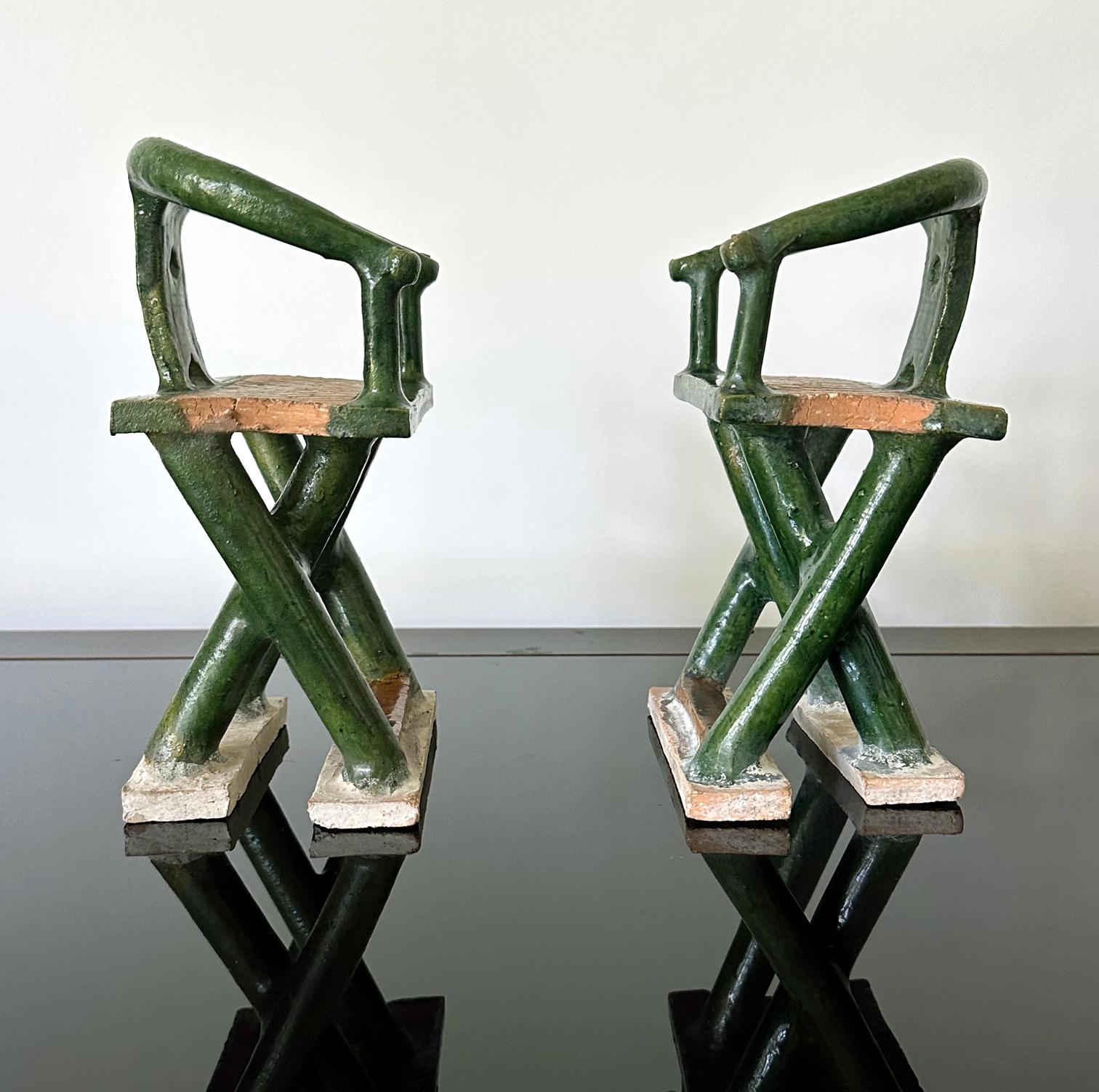 Vernissé Paire de modèles de chaises en poterie funéraire de la dynastie chinoise Ming Ming  en vente