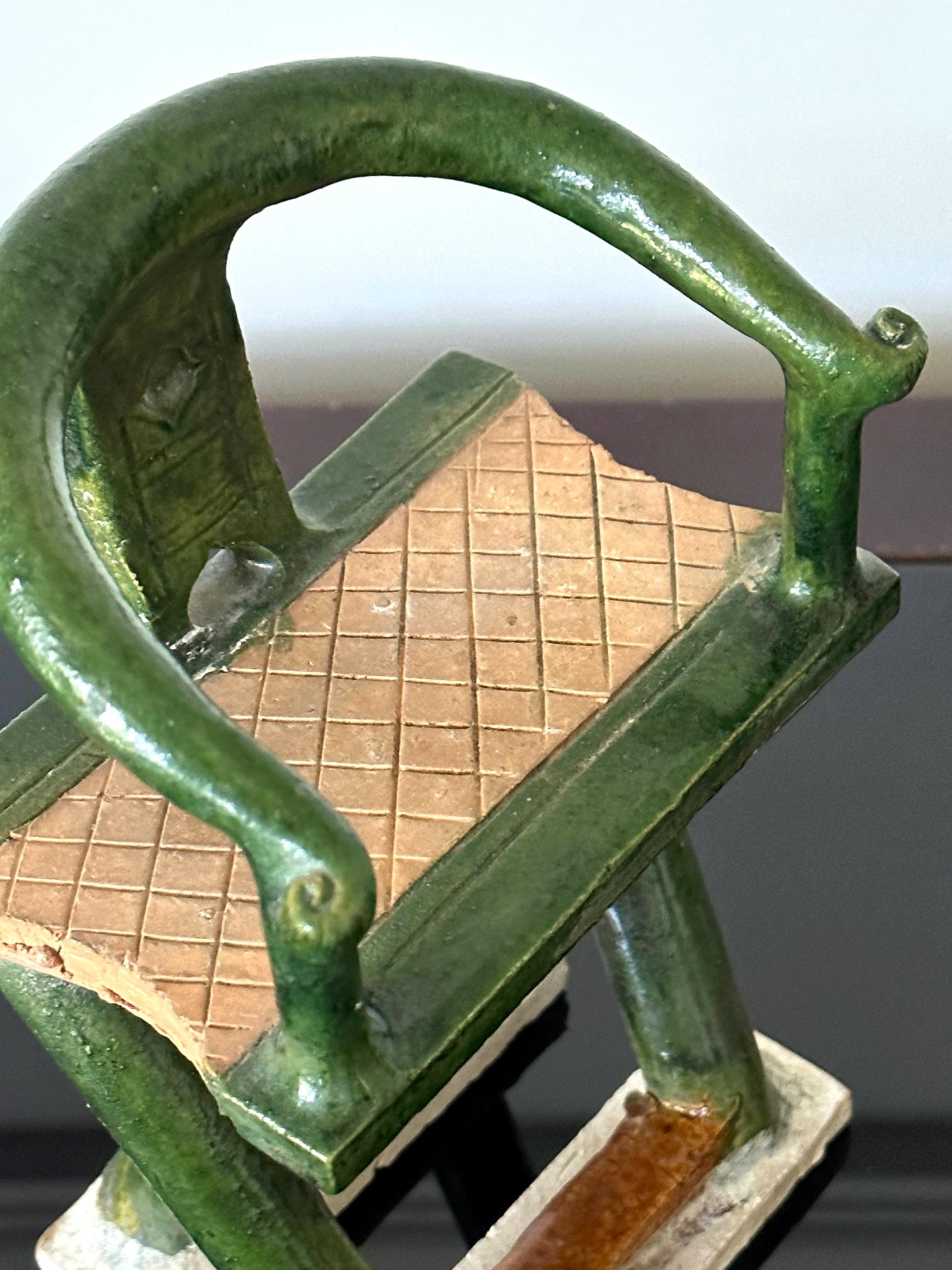 Grès Paire de modèles de chaises en poterie funéraire de la dynastie chinoise Ming Ming  en vente