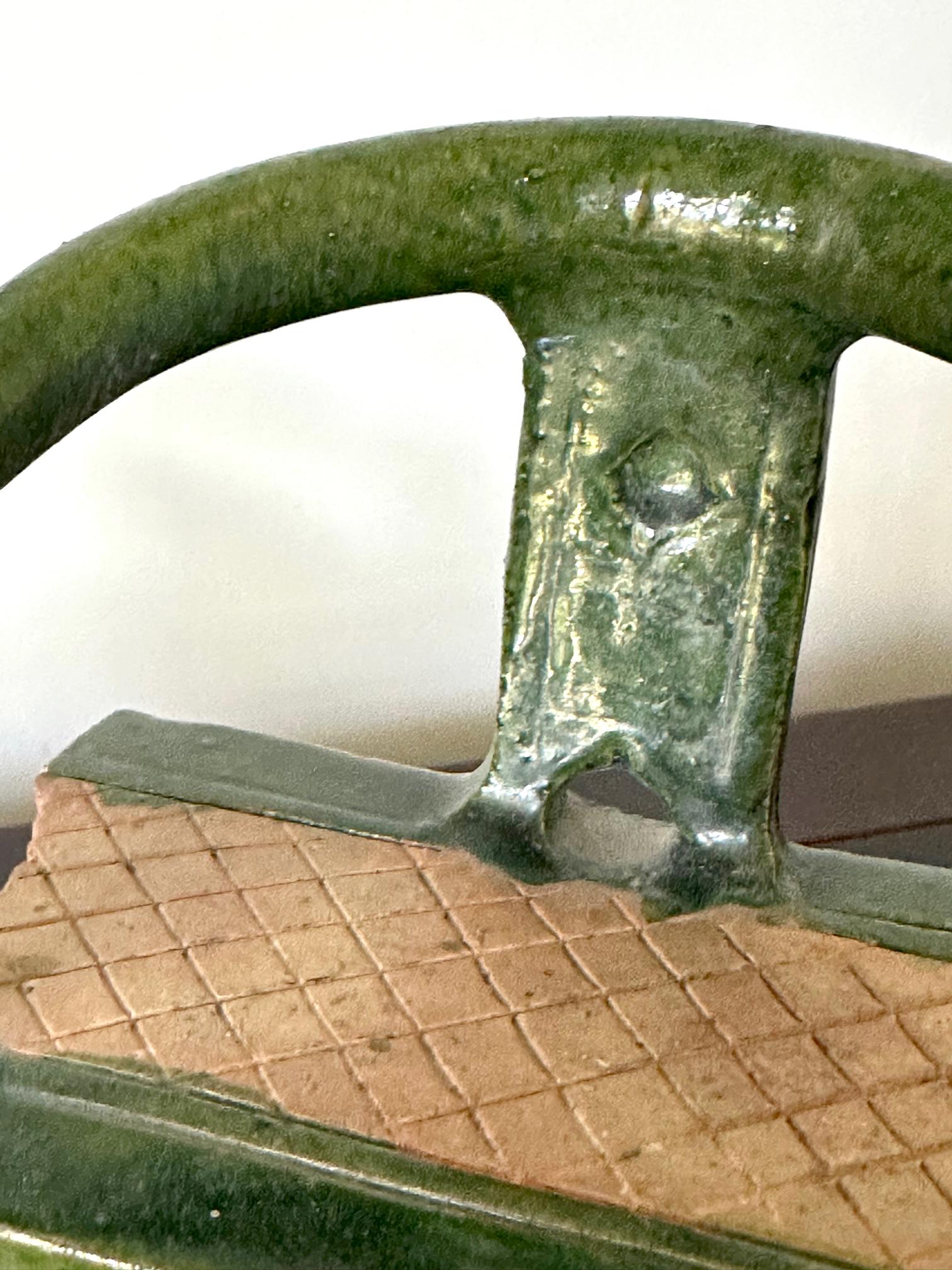 Paire de modèles de chaises en poterie funéraire de la dynastie chinoise Ming Ming  en vente 2