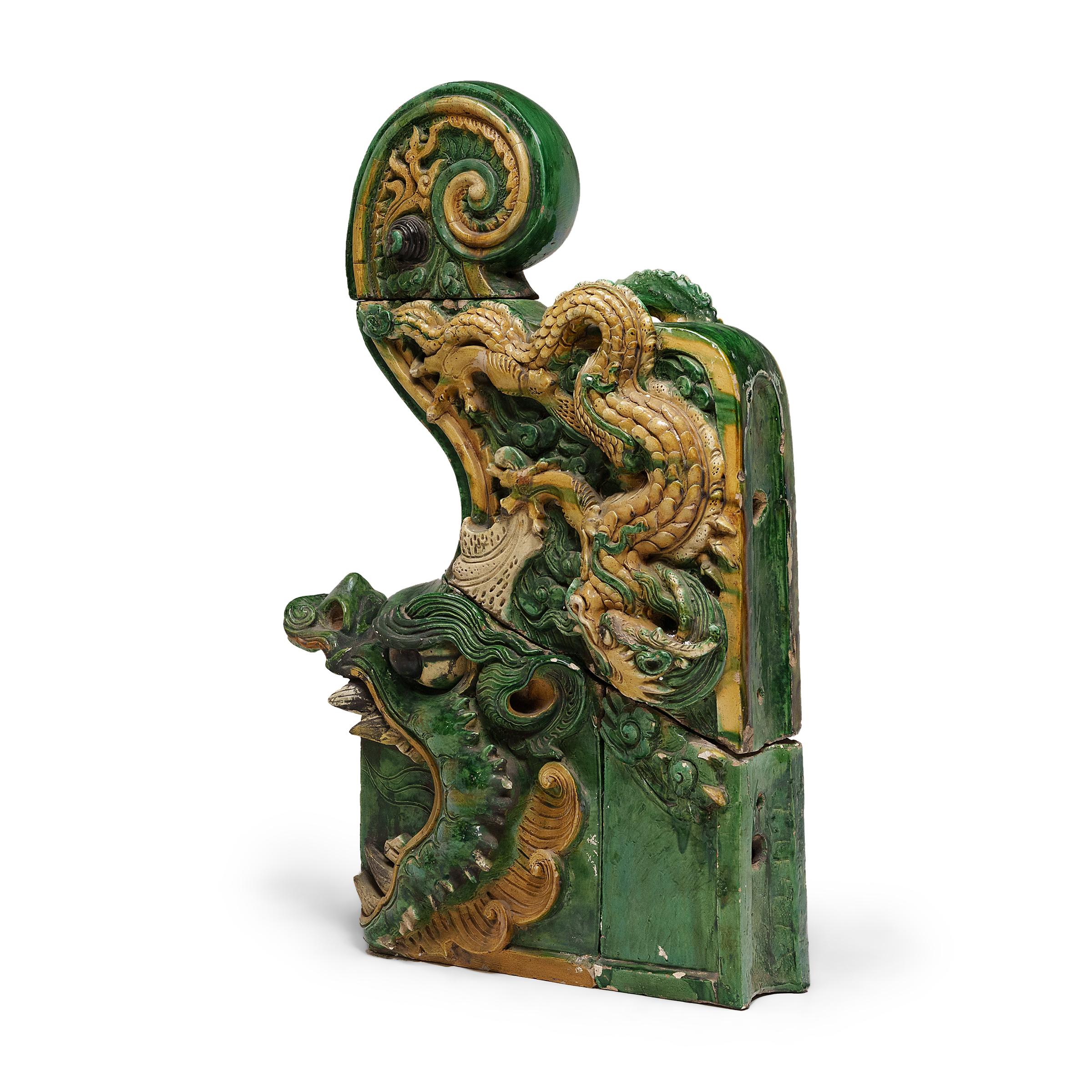 Pareja de tejas chinas Ming Sancai Chiwen, c. 1650 Glaseado en venta