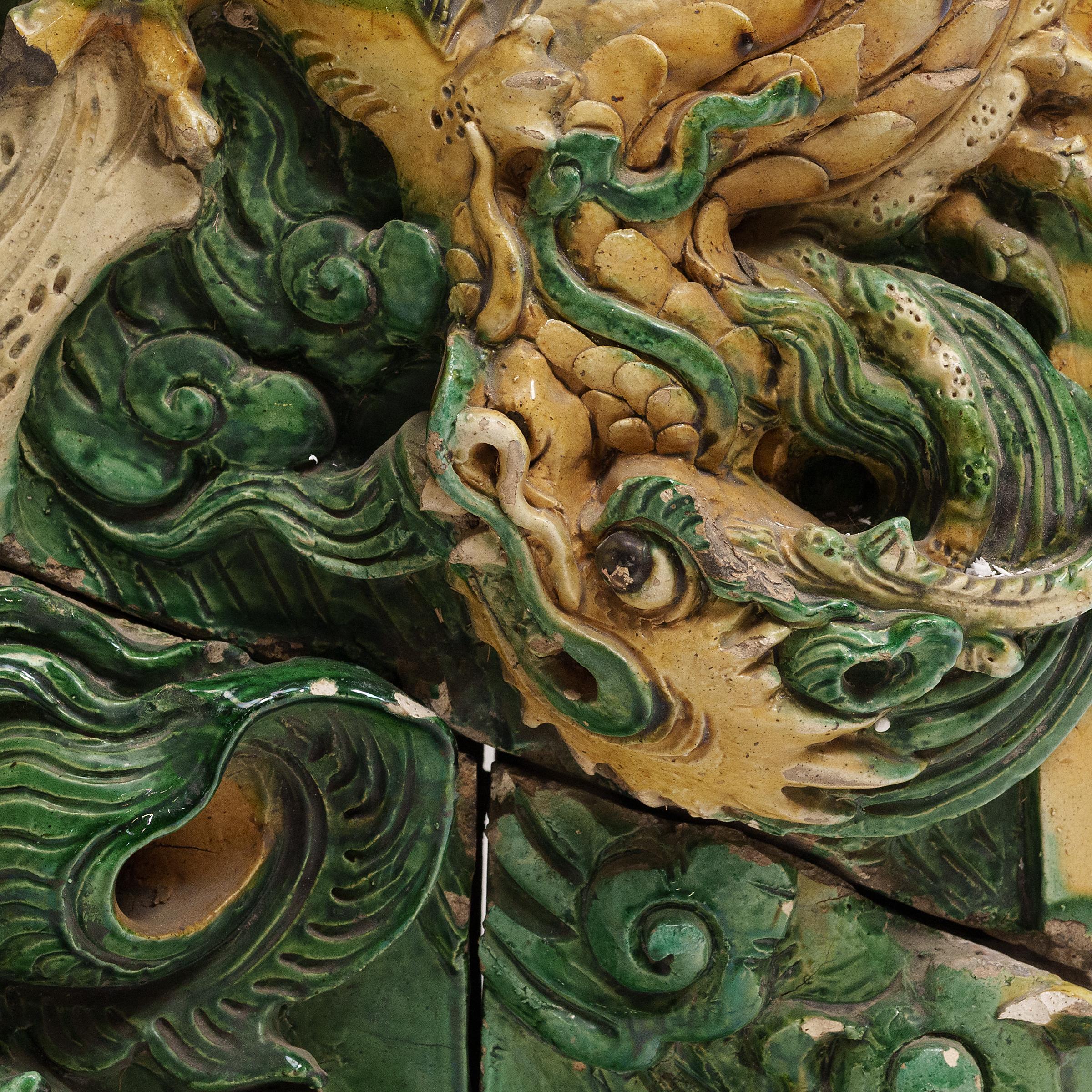 Pareja de tejas chinas Ming Sancai Chiwen, c. 1650 siglo XVIII y antes en venta