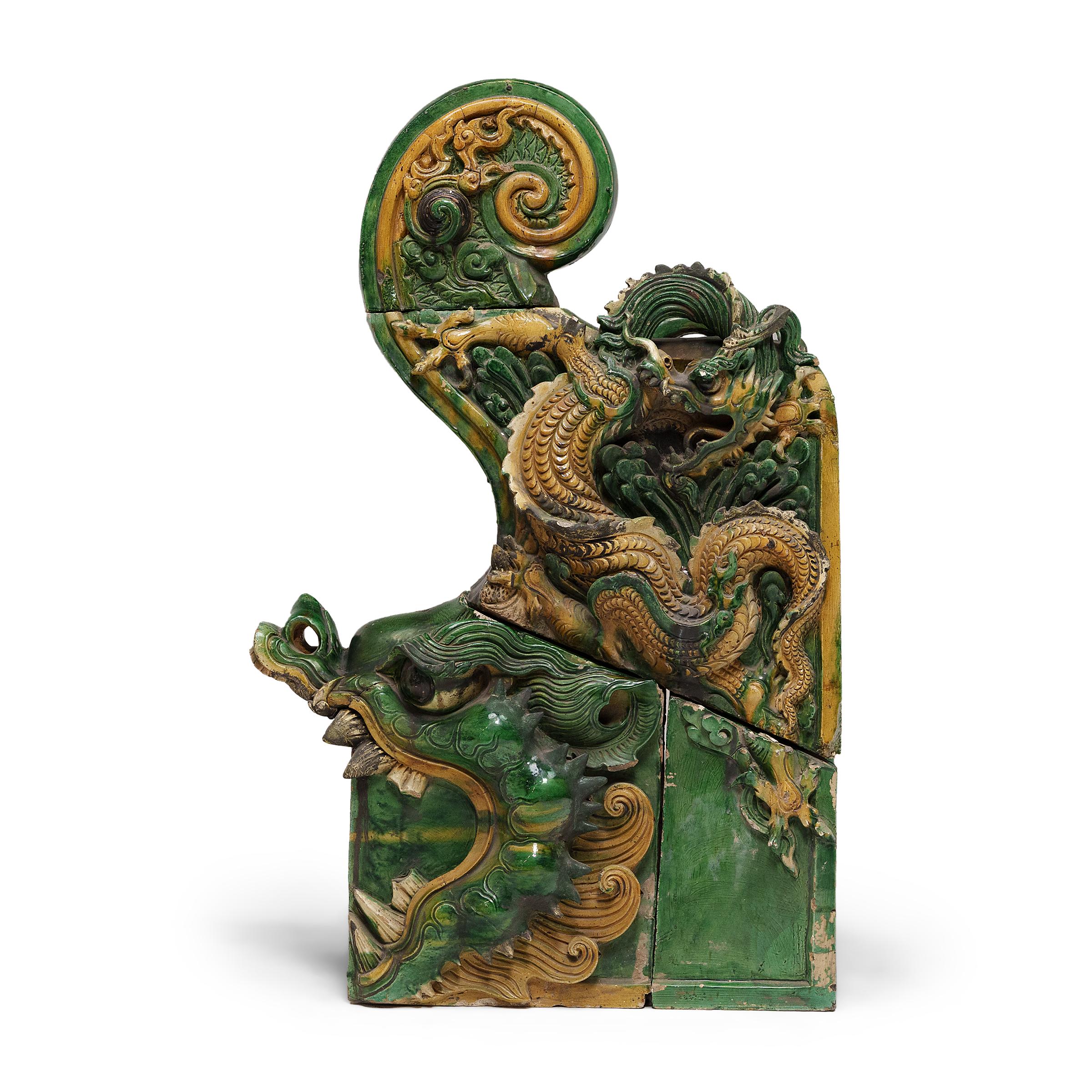 Pareja de tejas chinas Ming Sancai Chiwen, c. 1650 Loza de barro en venta