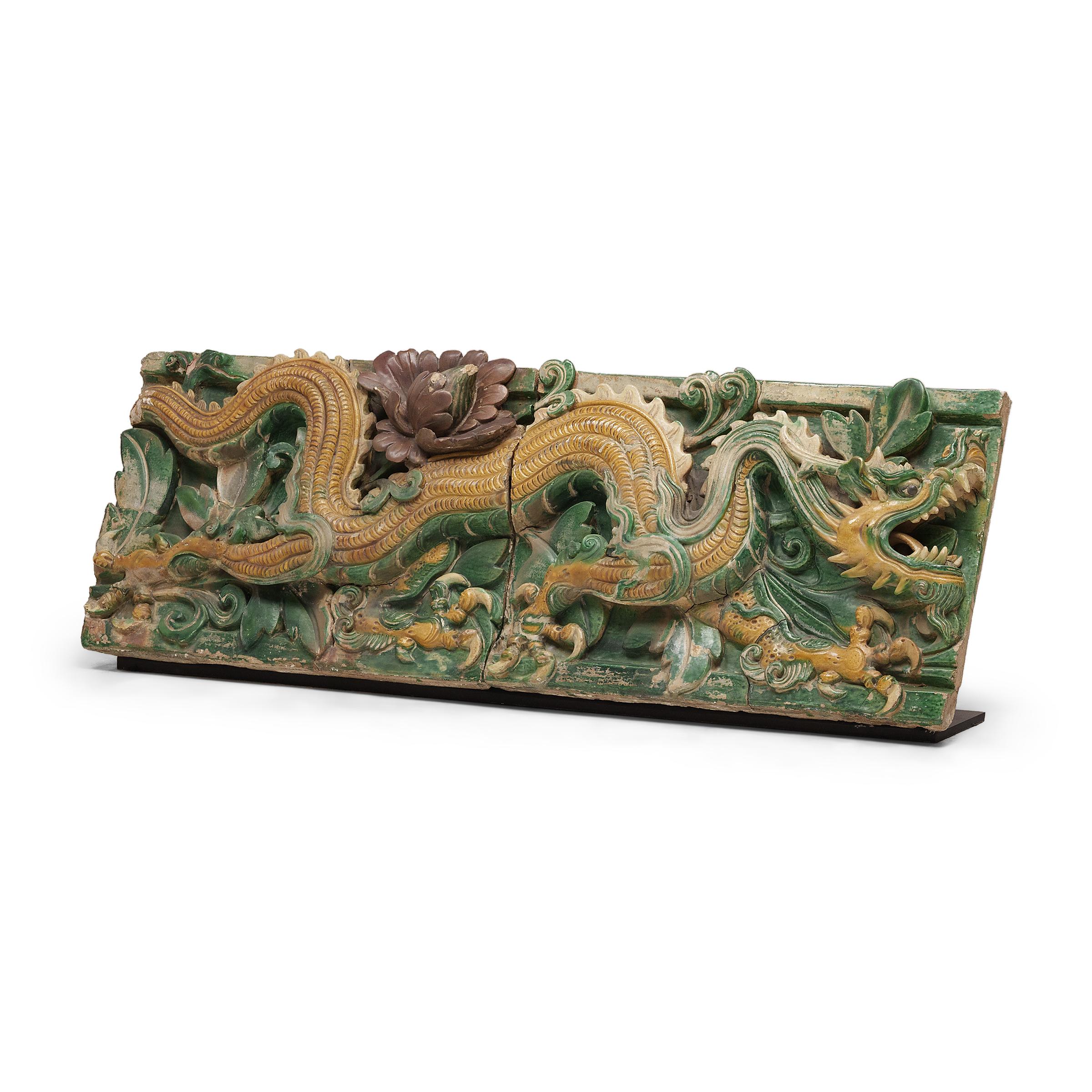 Paire de tuiles de toit chinoises Ming Sancai à dragon, c. 1650 en vente 4