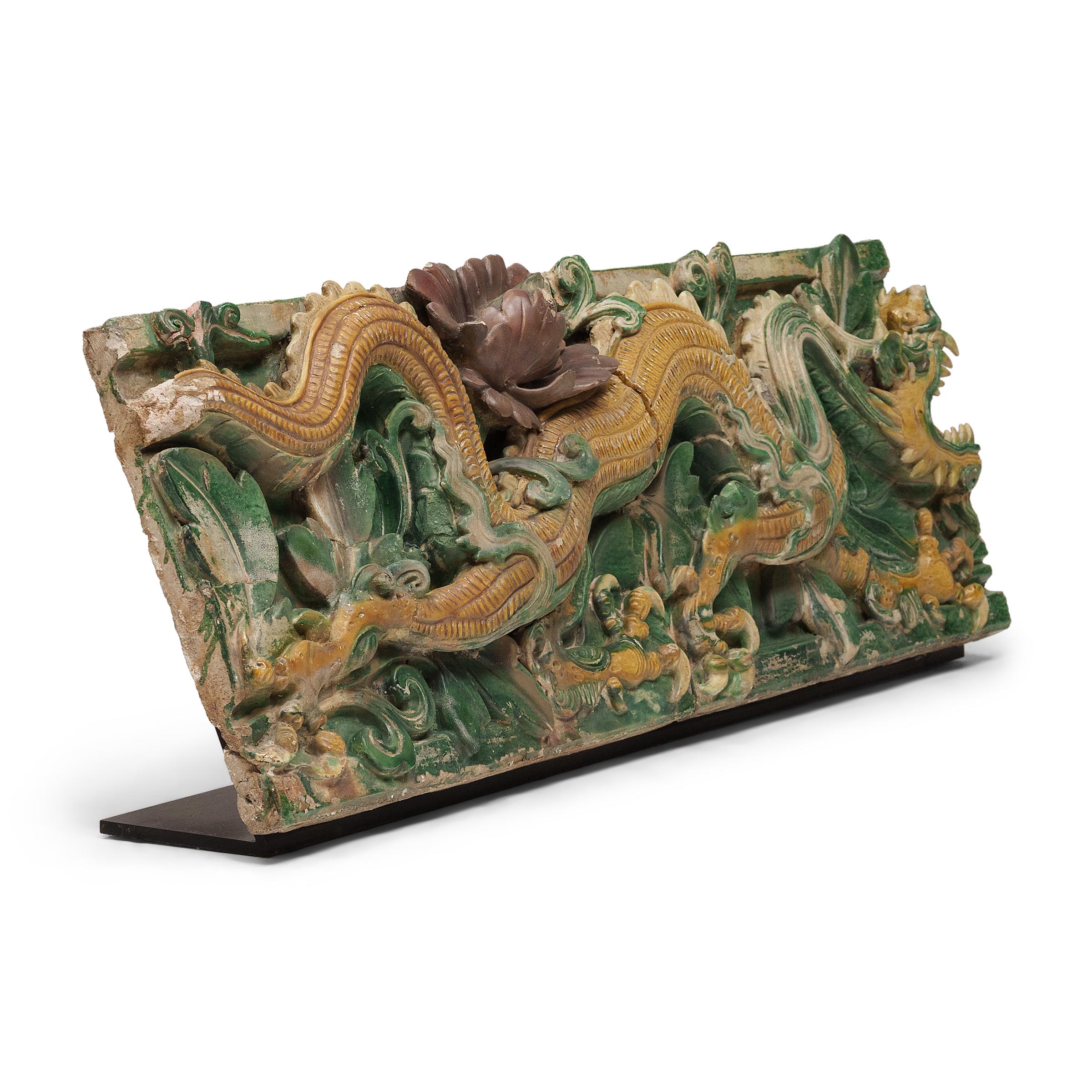 Paire de tuiles de toit chinoises Ming Sancai à dragon, c. 1650 en vente 5