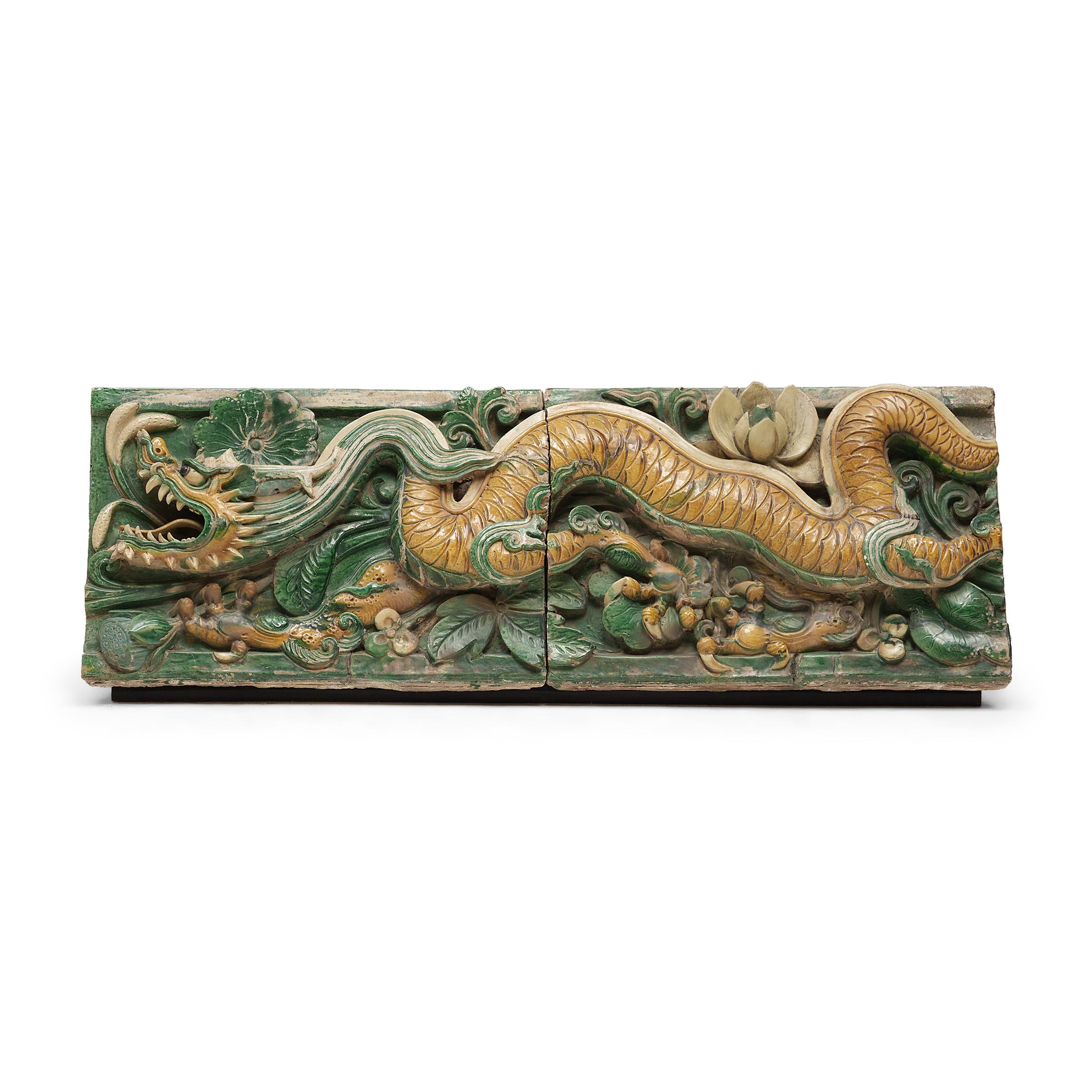 Chinois Paire de tuiles de toit chinoises Ming Sancai à dragon, c. 1650 en vente